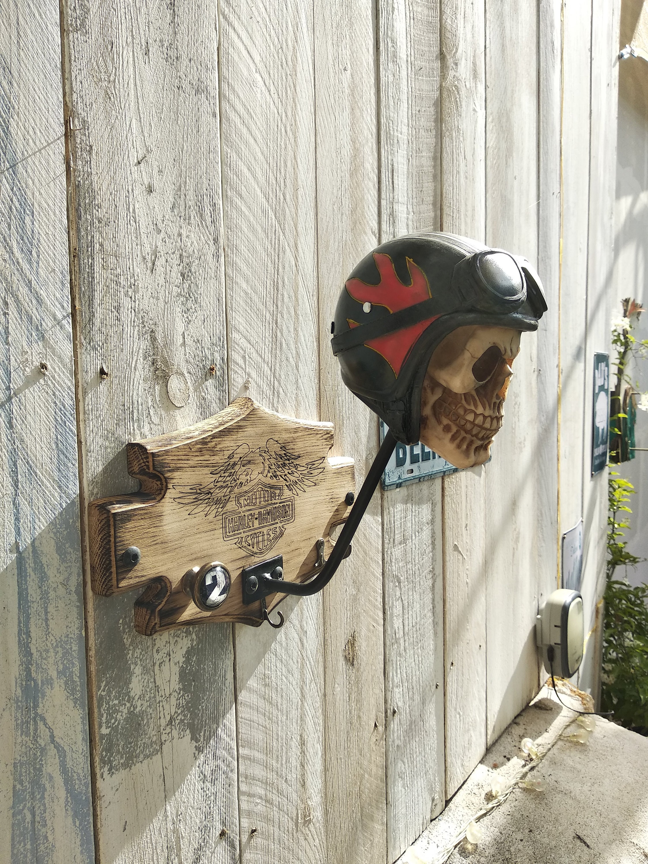 Porte clés casque de moto noir personnalisé avec une gravure