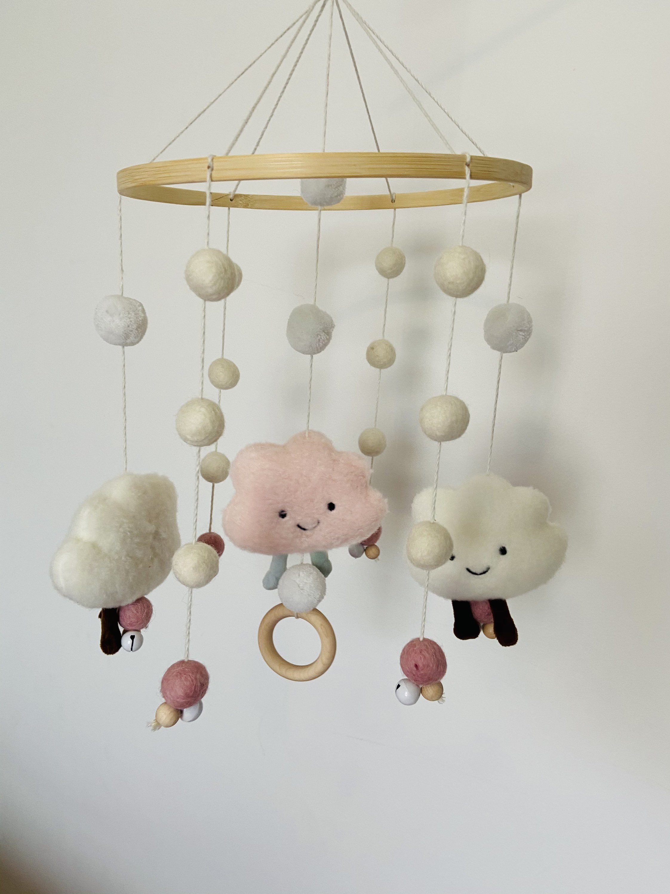 Mobile pour bébé nuages, montessori suspension d’éveil bébé, mobile en bois  , mobile écologique , mobile pour bébé fille