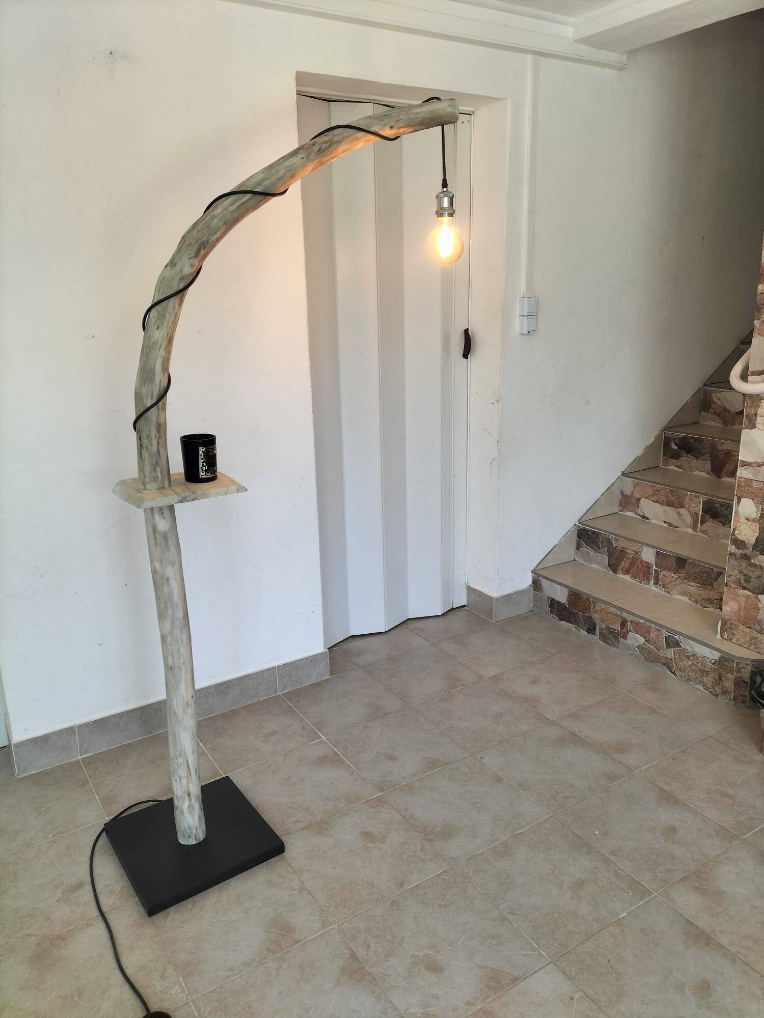 Lampe de salon en bois foncé : chaleur naturelle et design raffiné