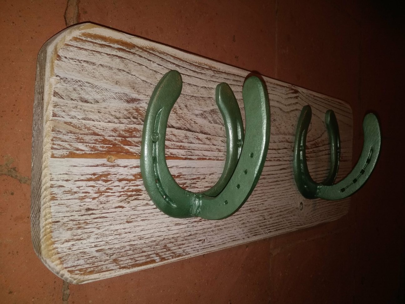 Porte manteau vintage industriel _ fer à cheval _ neuf_ vert jade et bois _  fait main : maison-et-deco-suspensions-murales par lou_licorne