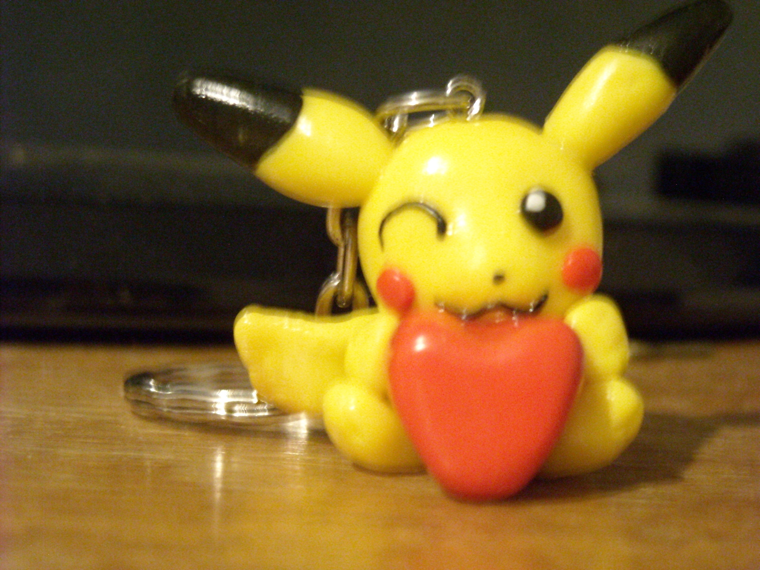 Porte clé pikachu avec un coeur pour la saint valentin en fimo