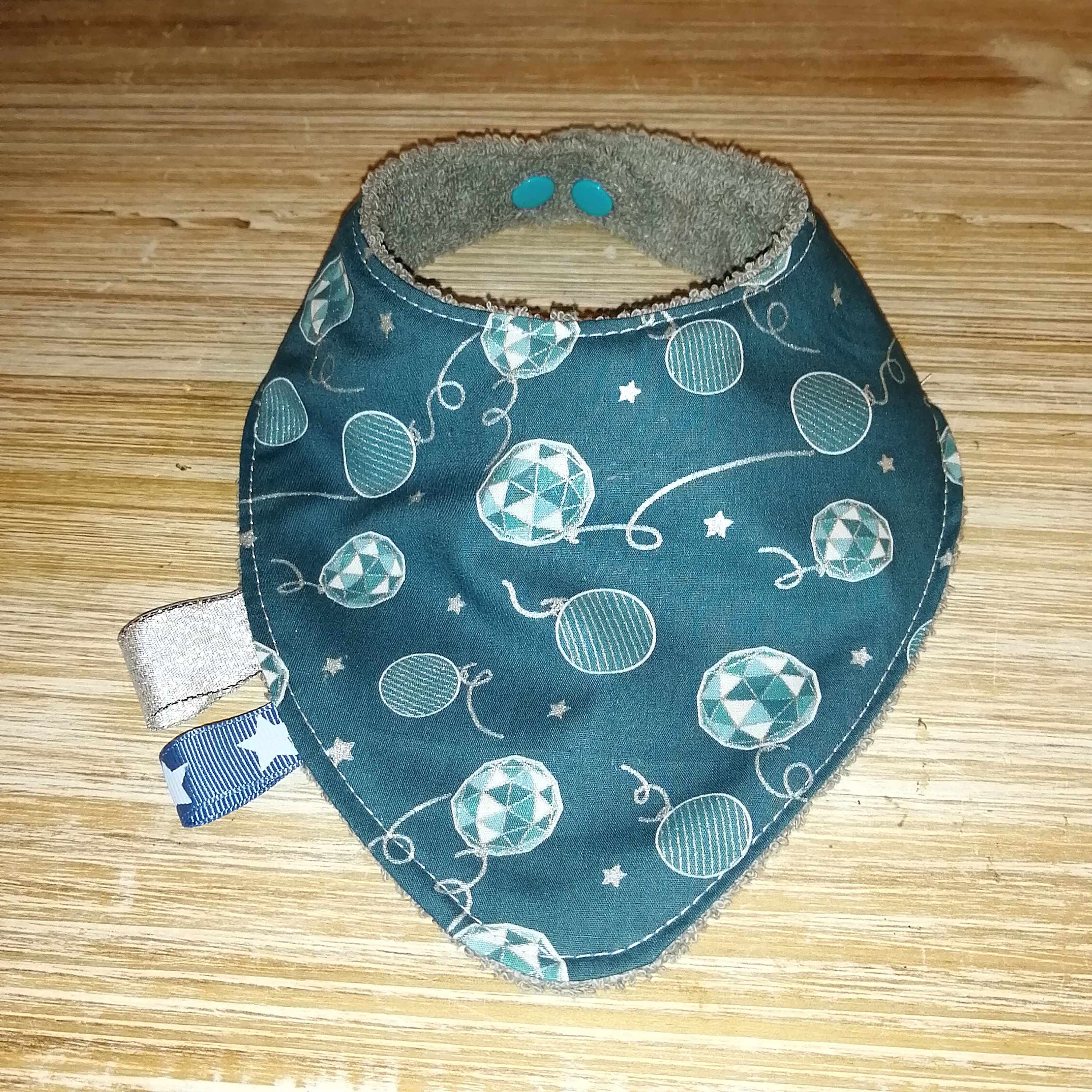 bavoir-bandana-motifs-boules-de-no-l-en-origami-bleu-par-mimijessy