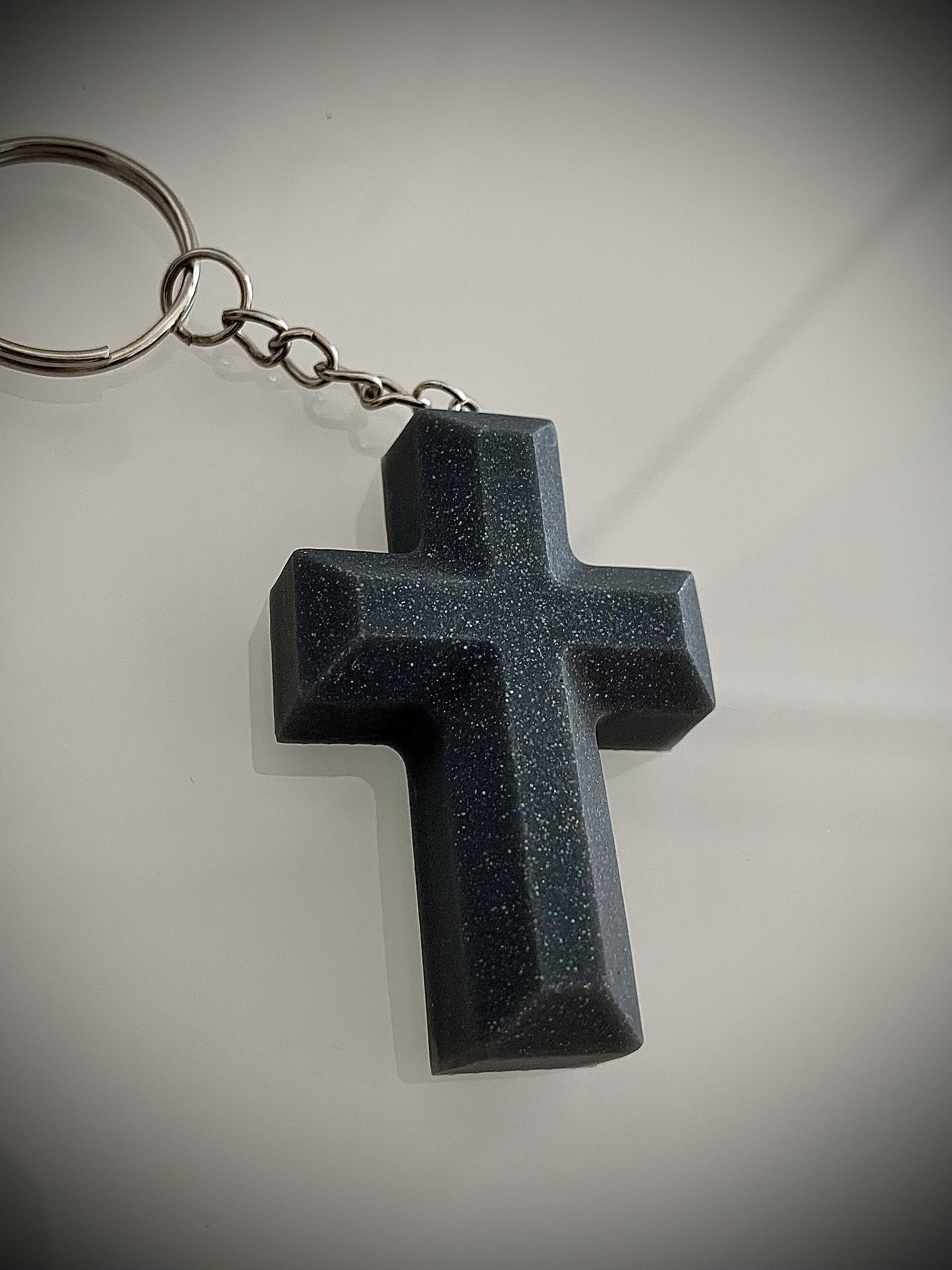 Pendentif croix en alliage doré et strass. 9,5*7 cm
