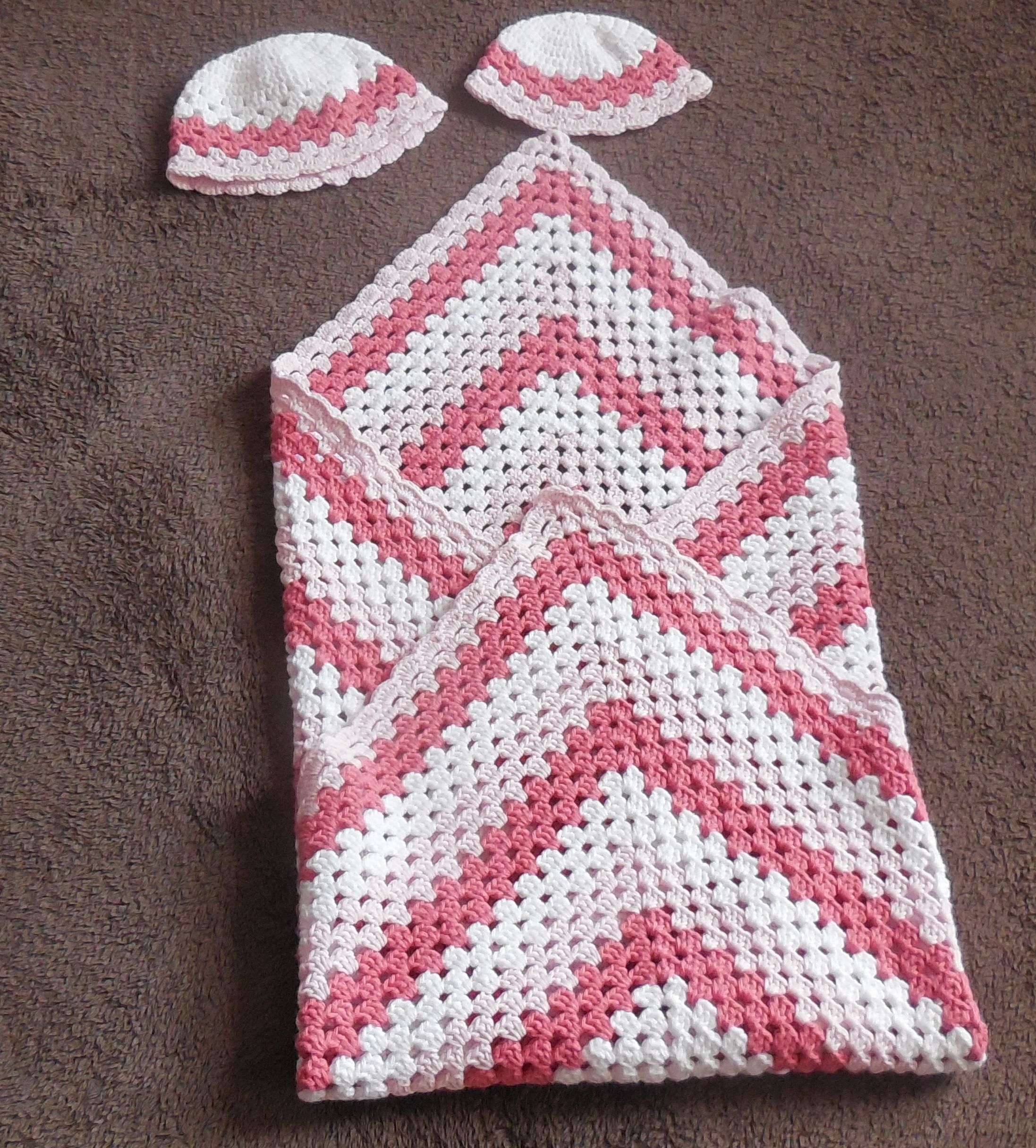 Belle Couverture Bebe Fille Au Crochet Bonnet Assorti Accessoires Bebe Par Angelika