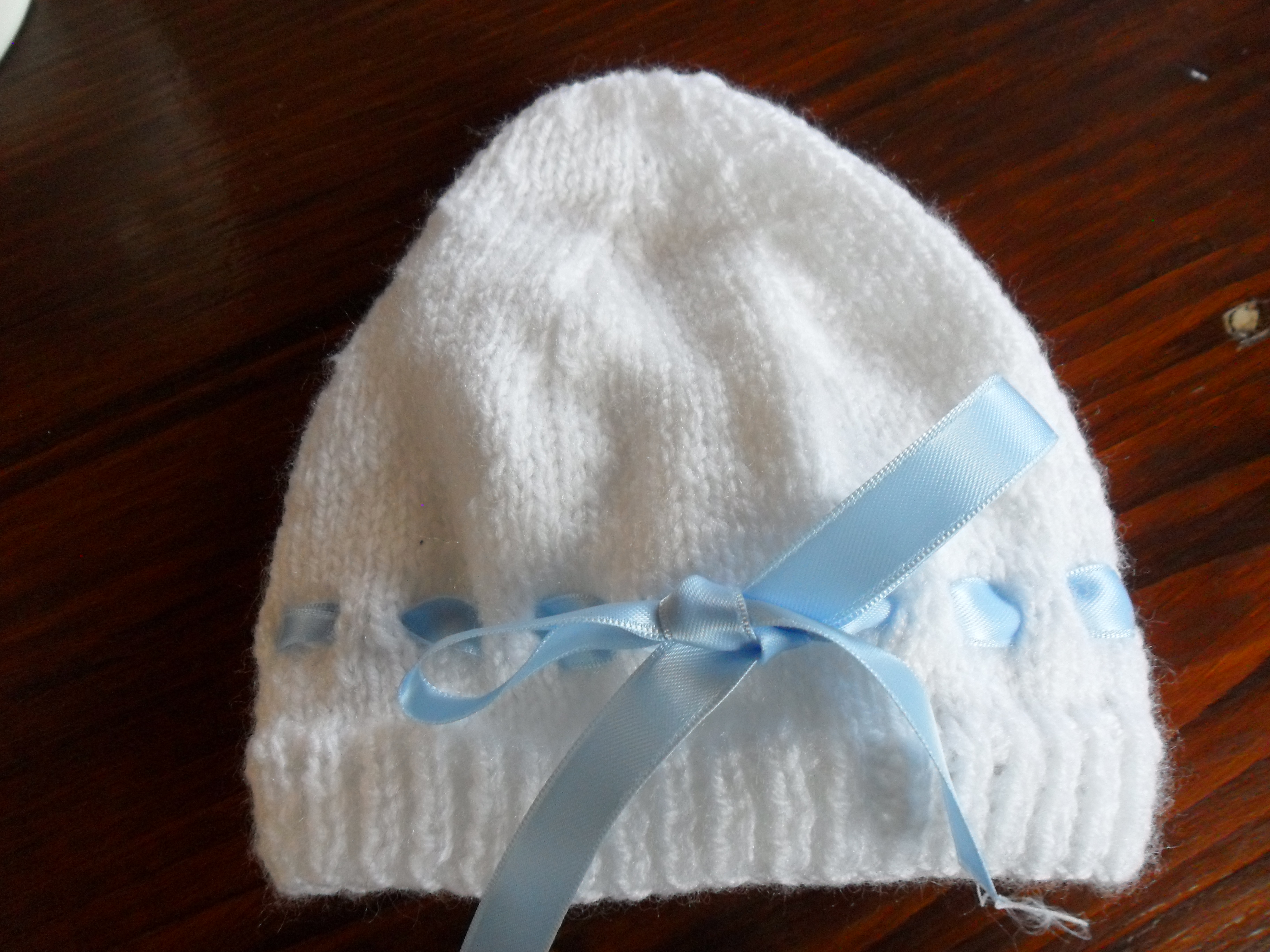 Bonnet bébé en laine taille 0/3 mois blanc avec ruban de couleur