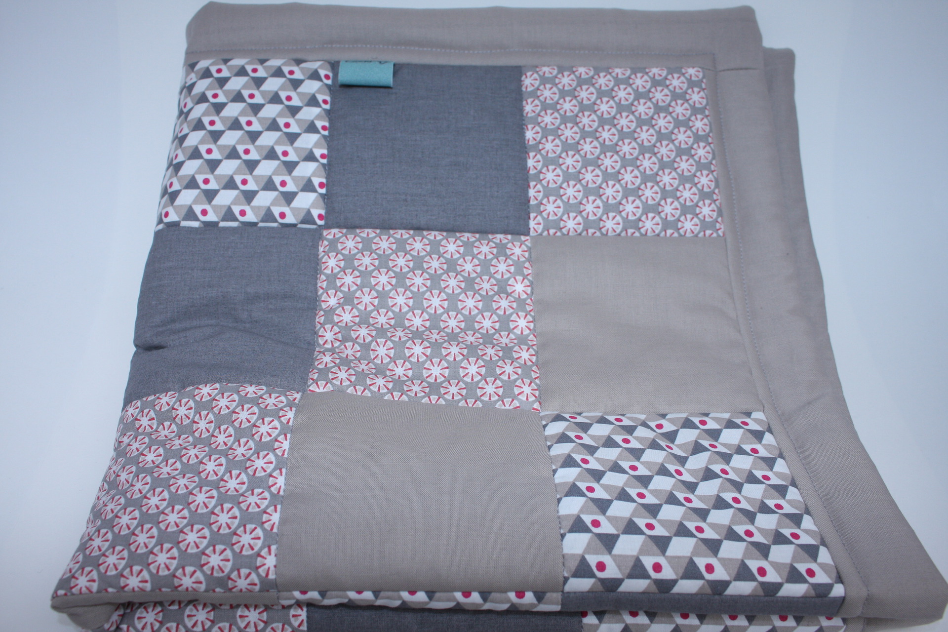 Couverture Bebe En Patchwork Motifs Geometriques Tons De Gris Accessoires Bebe Par Laetitb