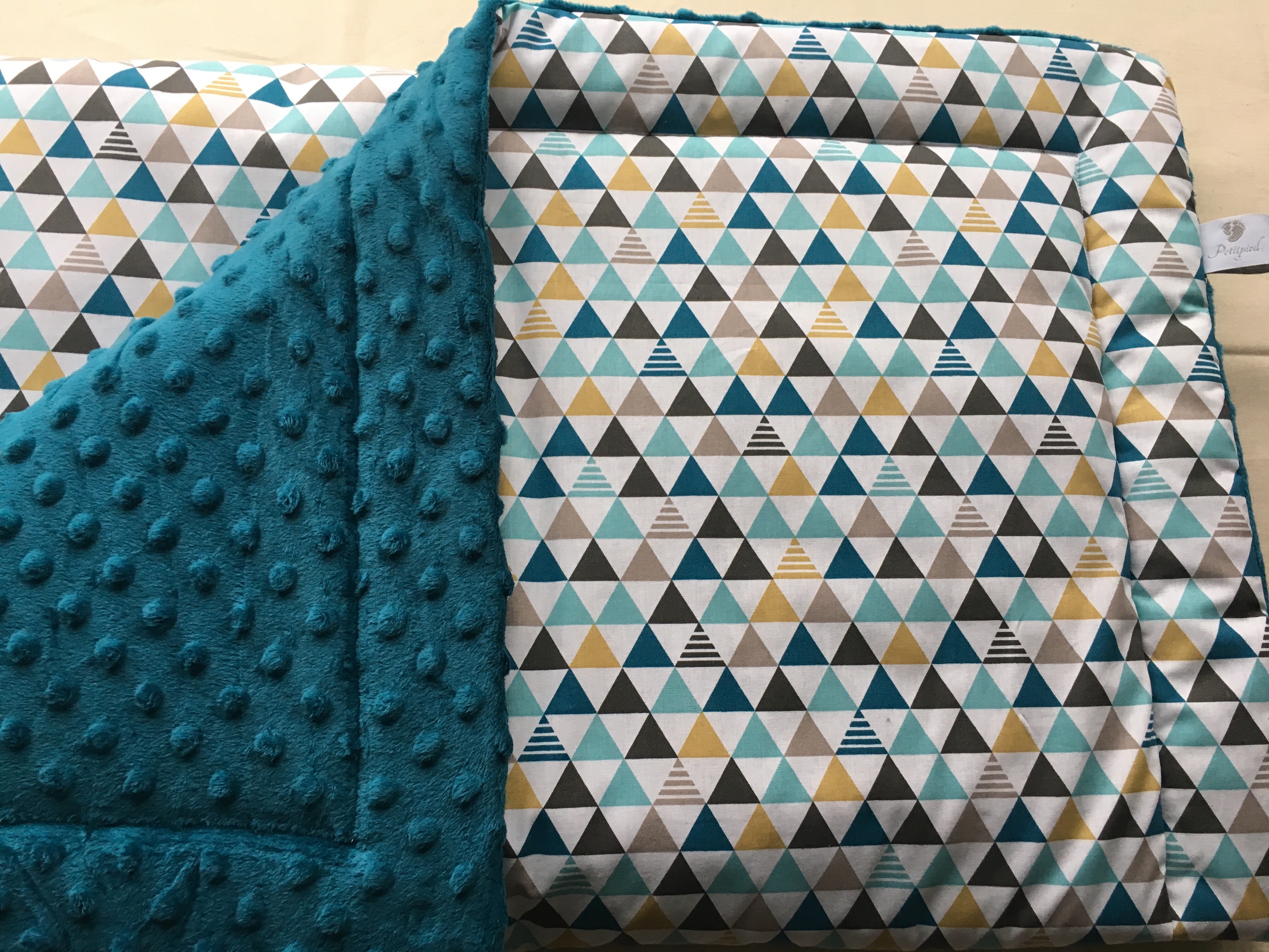Couverture Plaid Motif Graphic Moutarde Et Bleu Canard Accessoires Bebe Par Petitpied Couverture Plaid Motif Graphic Moutarde Et Bleu Canard Accessoires Bebe Par Petitpied