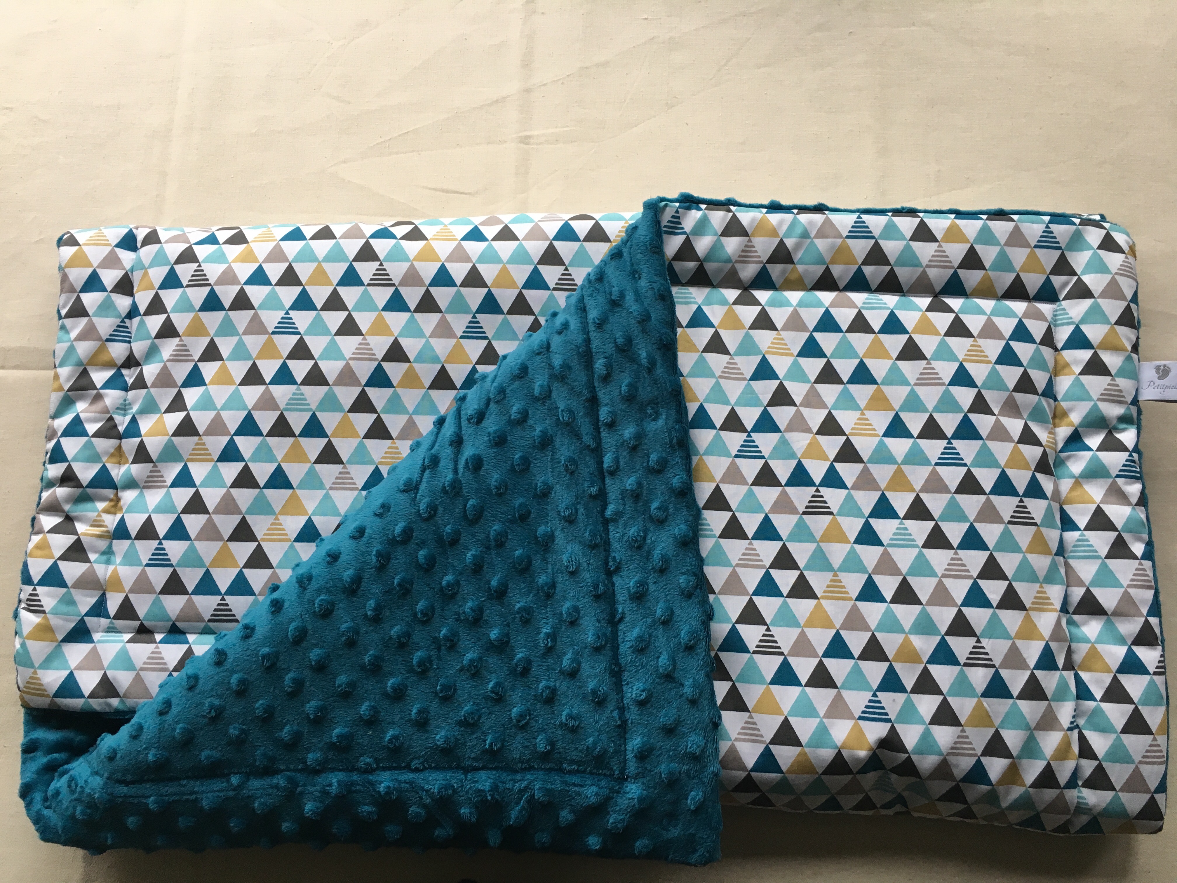 Couverture Plaid Motif Graphic Moutarde Et Bleu Canard Accessoires Bebe Par Petitpied Couverture Plaid Motif Graphic Moutarde Et Bleu Canard Accessoires Bebe Par Petitpied