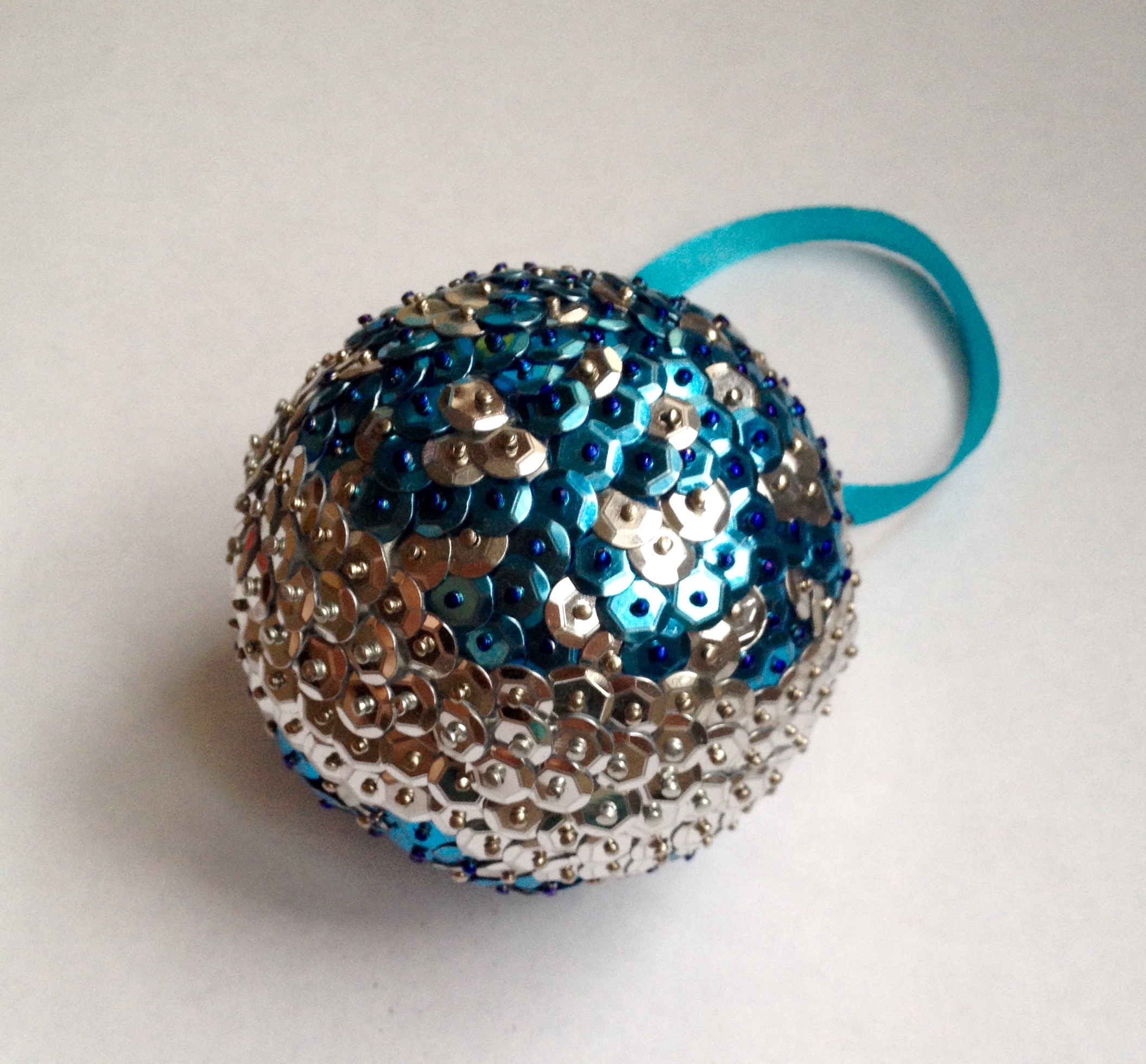 Boule de noël en sequins paillettes : objets-deco par mes-ptites-deco