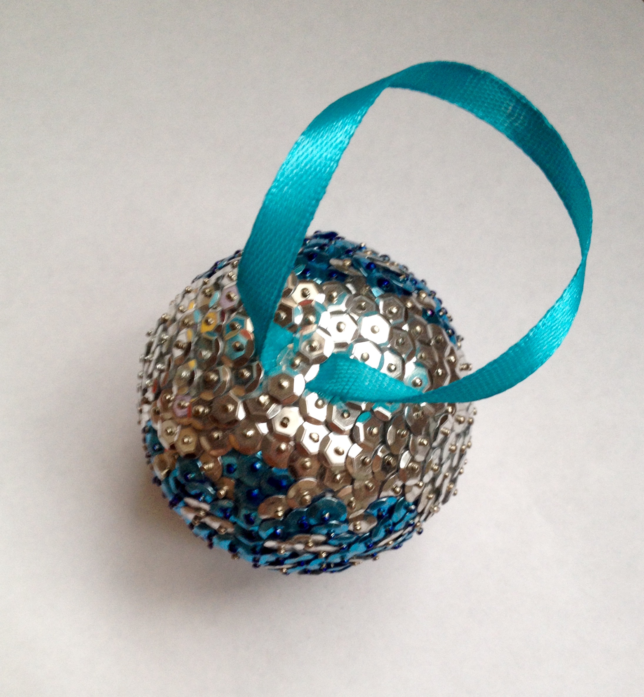 Boule de noël en sequins paillettes : objets-deco par mes-ptites-deco