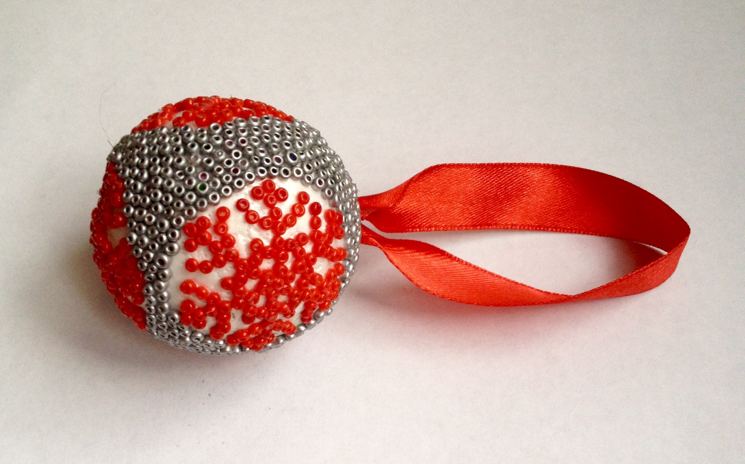 Boule de noël en perles rocaille : objets-deco par mes-ptites-deco