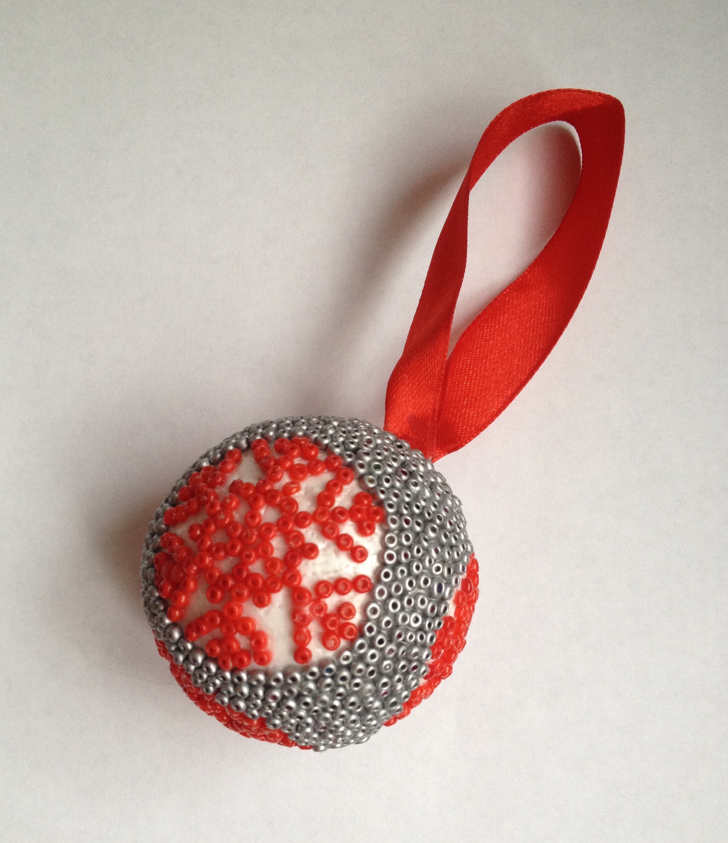 Boule de noël en perles rocaille : objets-deco par mes-ptites-deco