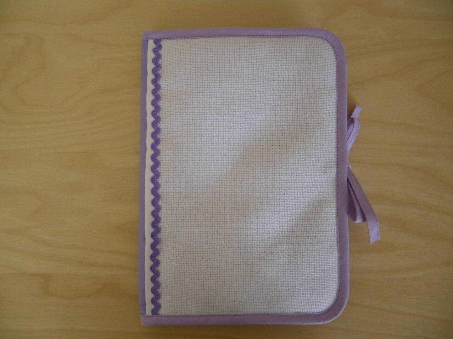 Protège carnet de santé a broder au point de croix, tissu parme 100%