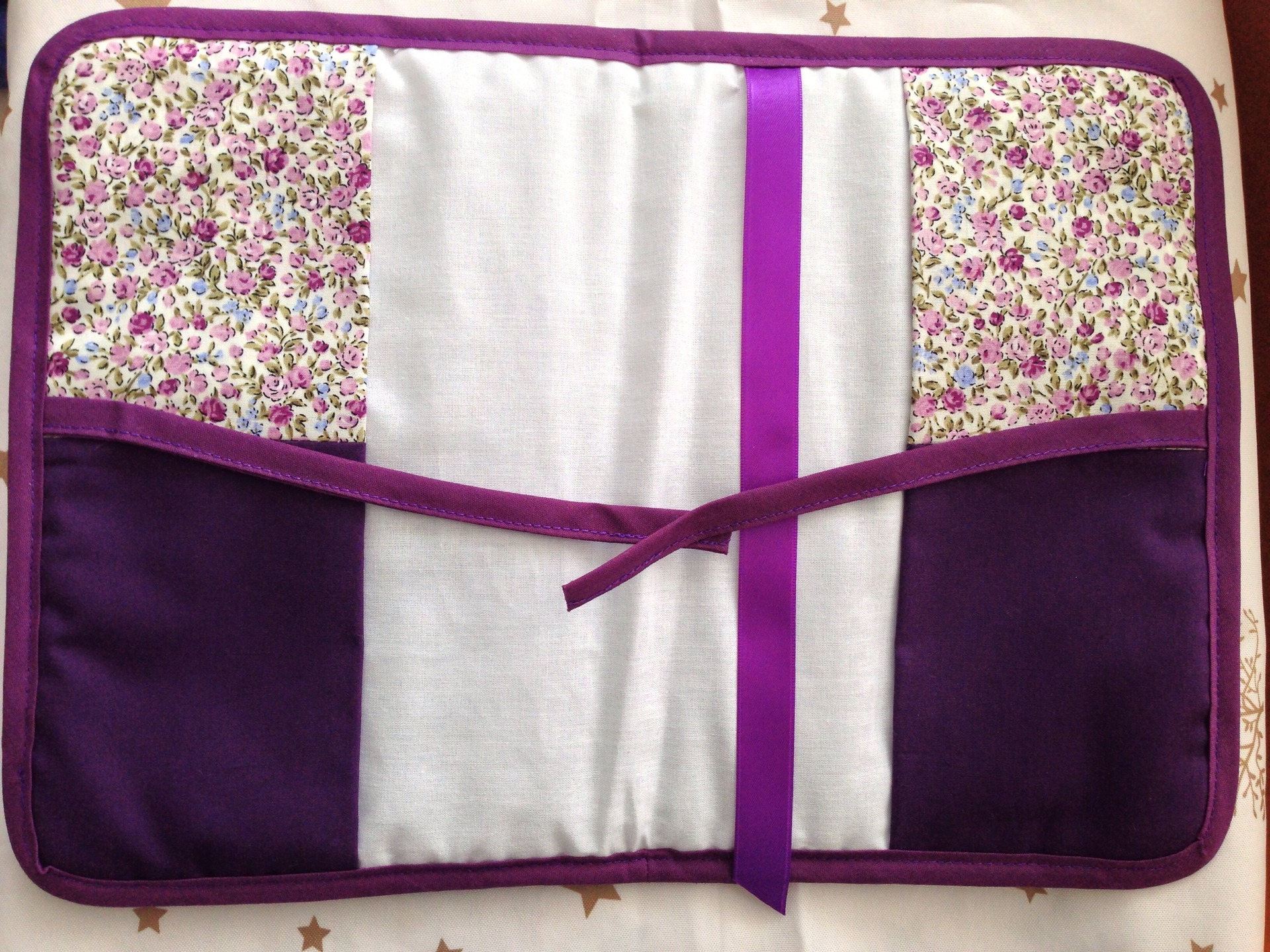 Protège carnet de santé a broder au point de croix tissu violet, motif