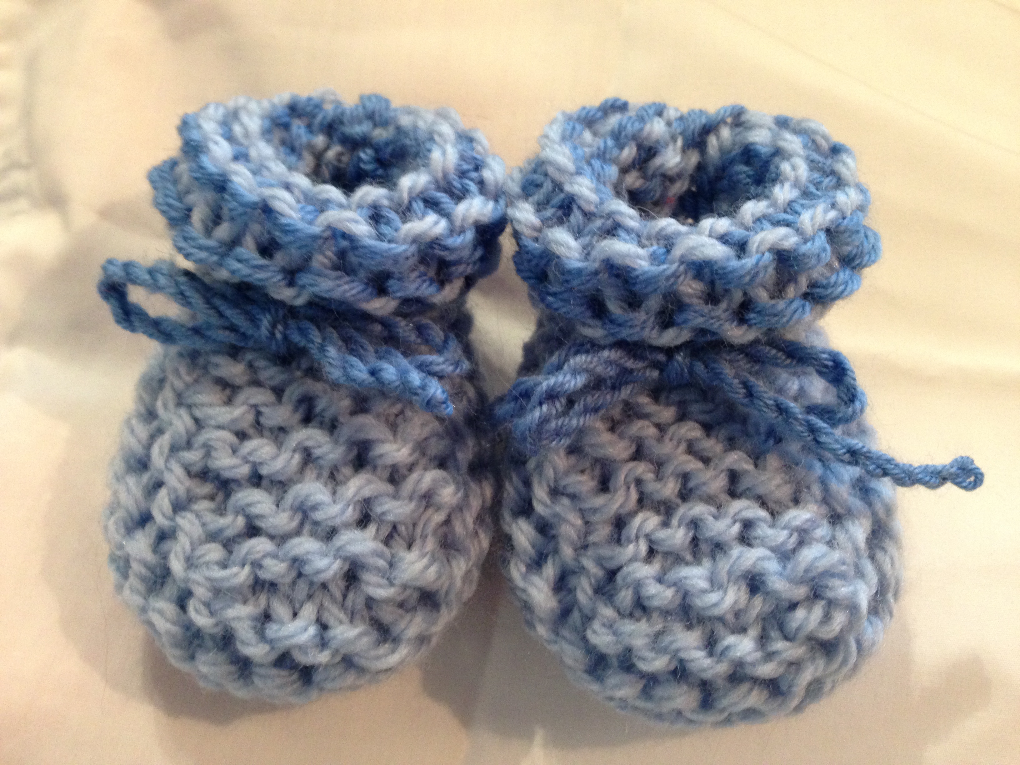 Bonnet & chaussons bebe doux et chauds tricot grosse laine bleu