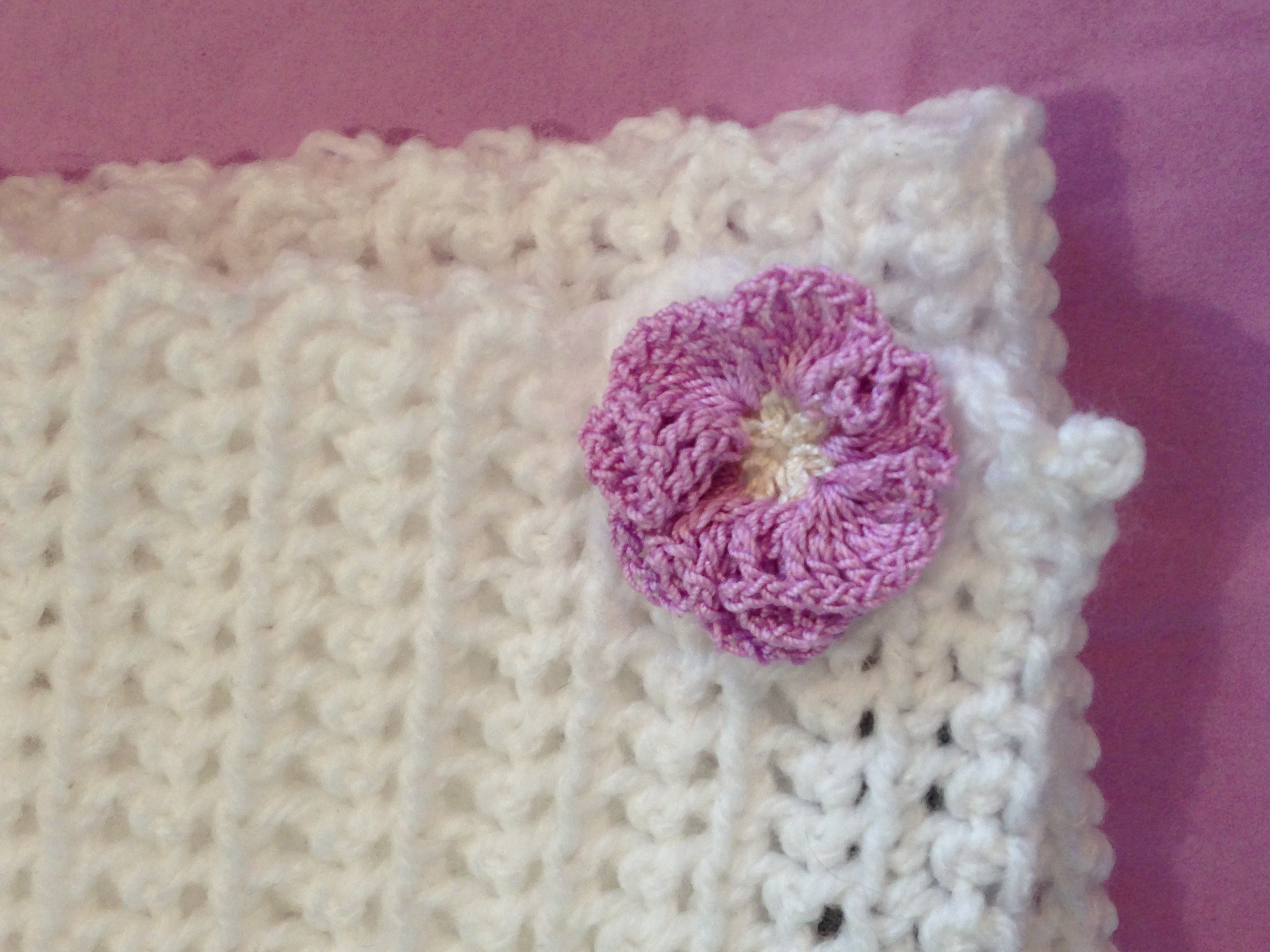 Echarpe Bebe Naissance Au Crochet Blanche Avec Fleur Mauve Accessoires Bebe Par Lafeedesalpilles