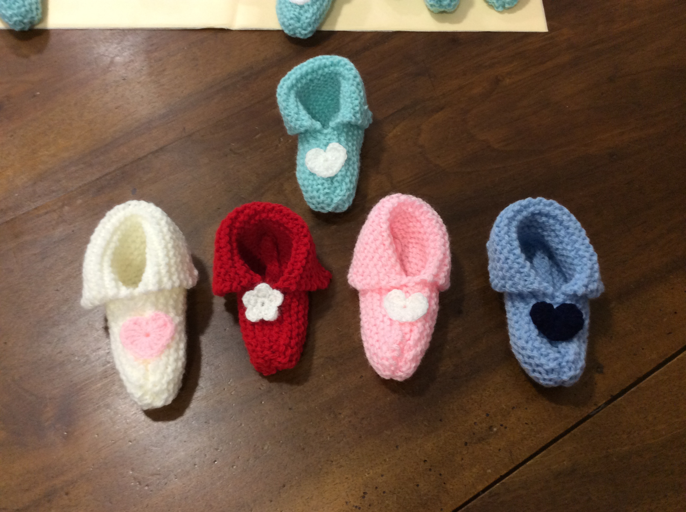 Lot De Petits Chaussons Bebe Laine Pour Deco Bapteme Contenants Dragees Accessoires Bebe Par Tricopascou