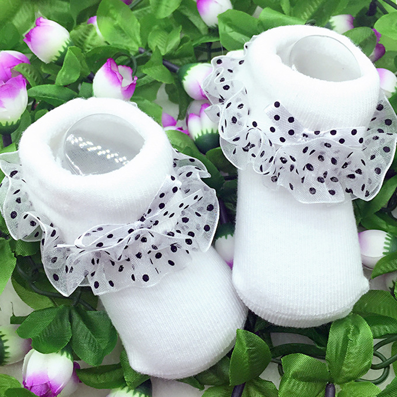 Petits chaussons pour bébé en fine laine avec volant voile ...