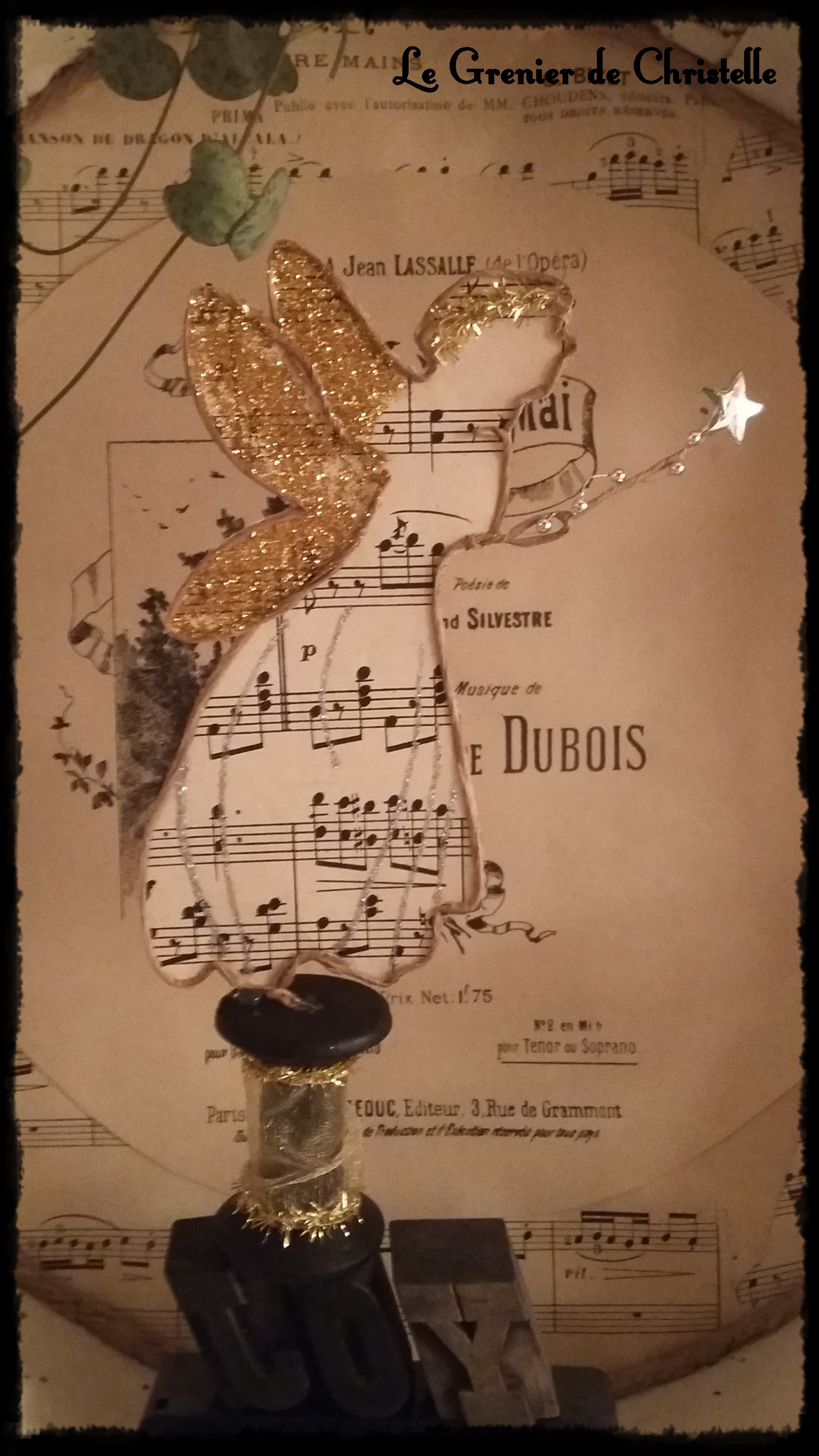 Fée de noel en papier partition de musique et fil de fer kraft objets
