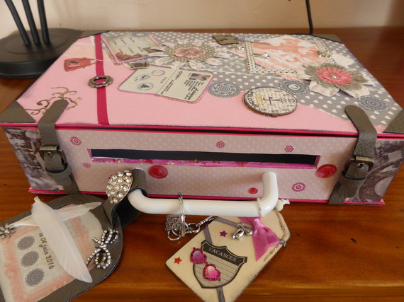 Urne Valise Pour Un Anniversaire Personnalisee Selon Le Theme De Votre Fete Objets Deco Par Scrappatouche