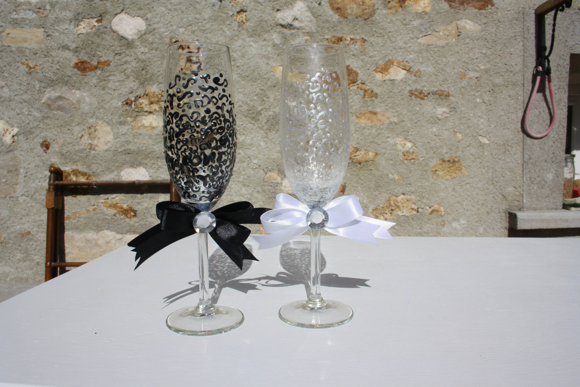 Duo de flûtes à champagne pour les mariés par atelierguernouillat