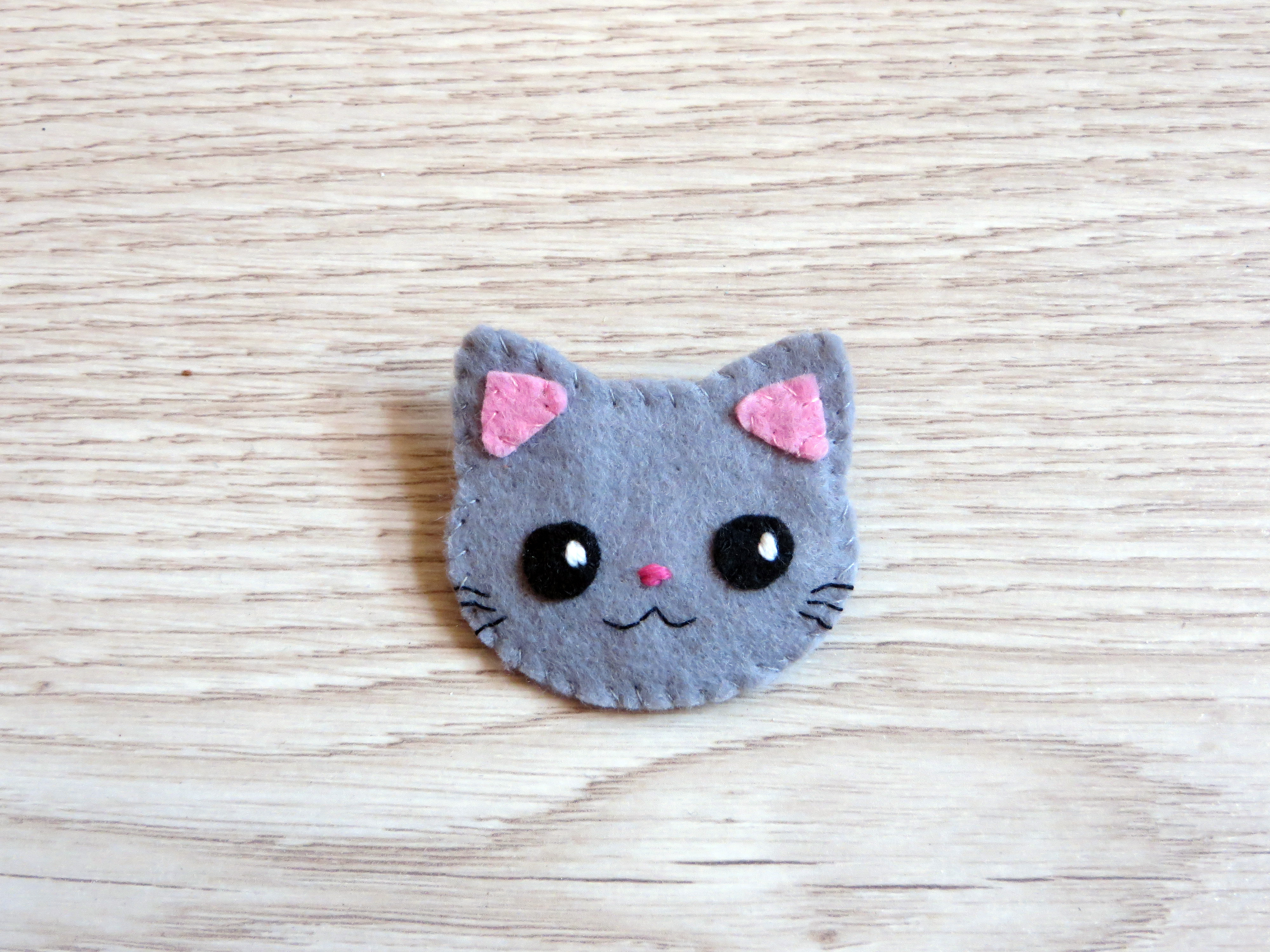 Broche Chat Gris Kawaii En Feutrine Fait Main Cadeau D Anniversaire Accessoires Pin S Badge Par Ibelieveicanfil Broche Chat Gris Kawaii En Feutrine Fait Main Cadeau D Anniversaire Accessoires Pin S Badge Par Ibelieveicanfil