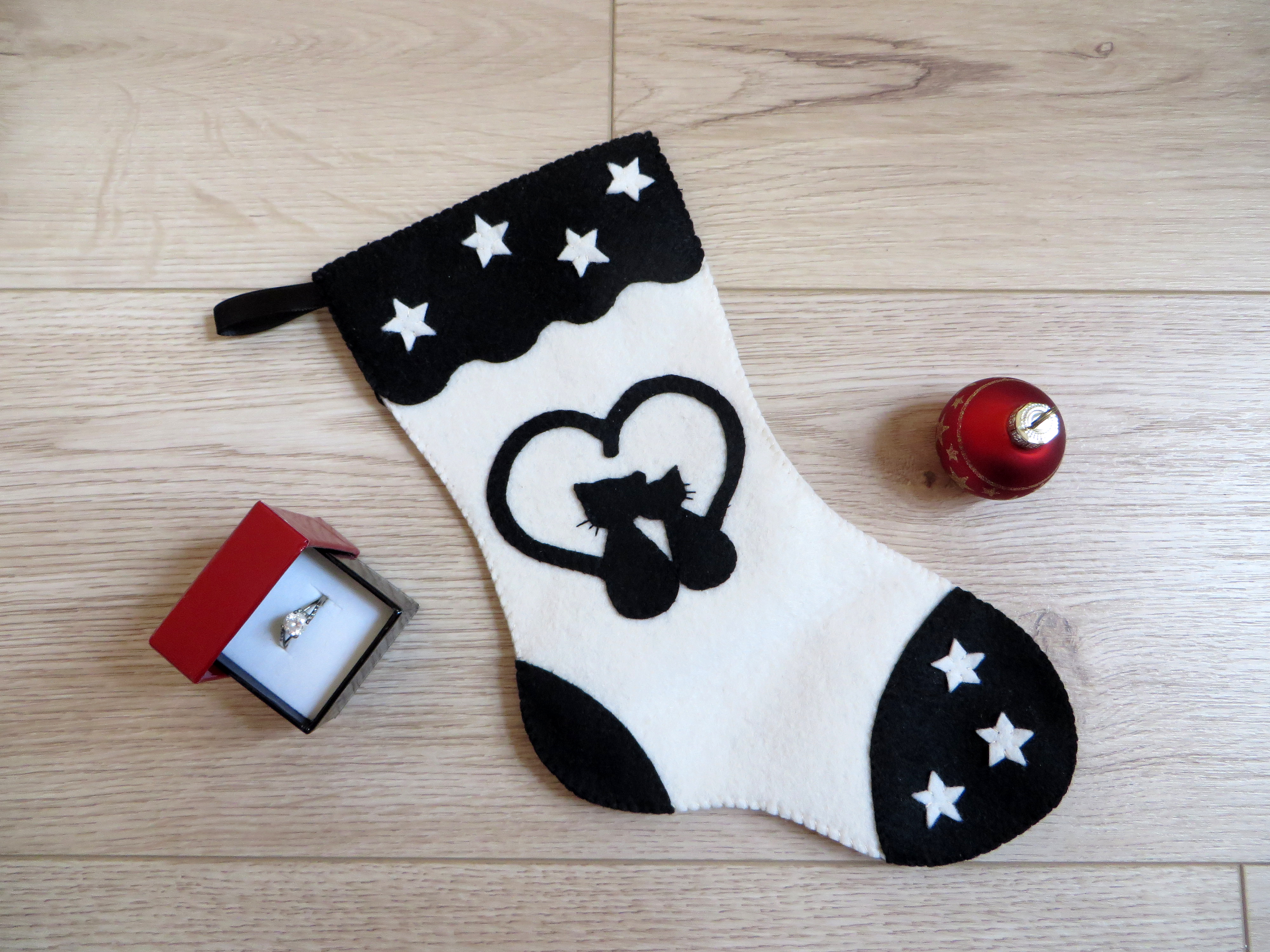 Chaussette De Noel Chats Cadeau Pour Couple Noir Et Blanc A Remplir Et A Suspendre En Feutrine Fait Main Noel Par Ibelieveicanfil Chaussette De Noel Chats Cadeau Pour Couple Noir Et Blanc A Remplir Et A Suspendre En Feutrine Fait Main Noel Par Ibelieveicanfil