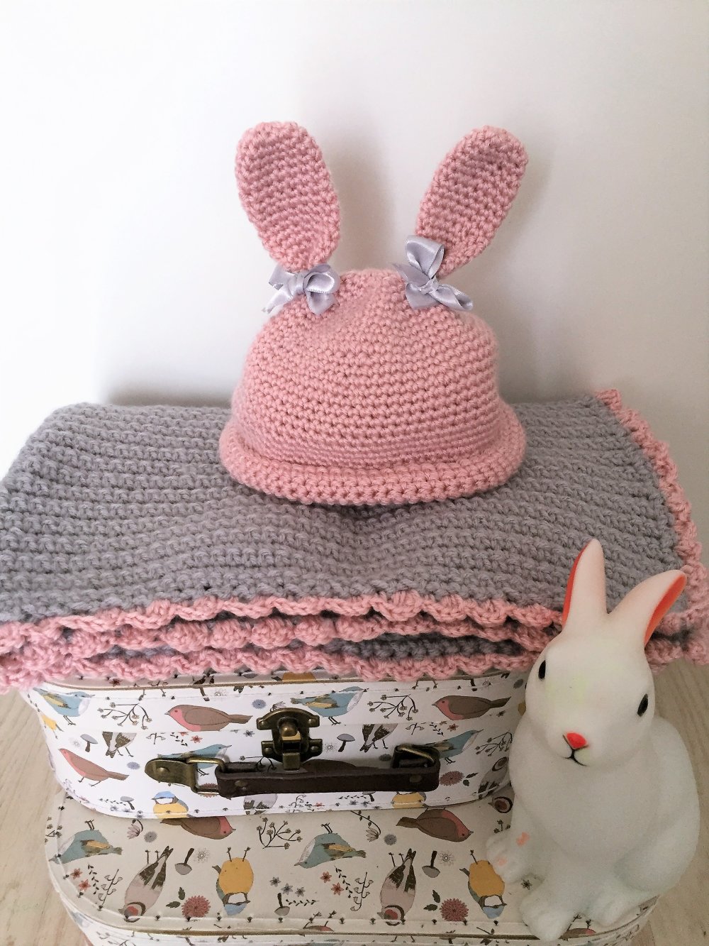 Couverture bébé en crochet et bonnet lapin : par mamzellecrochet