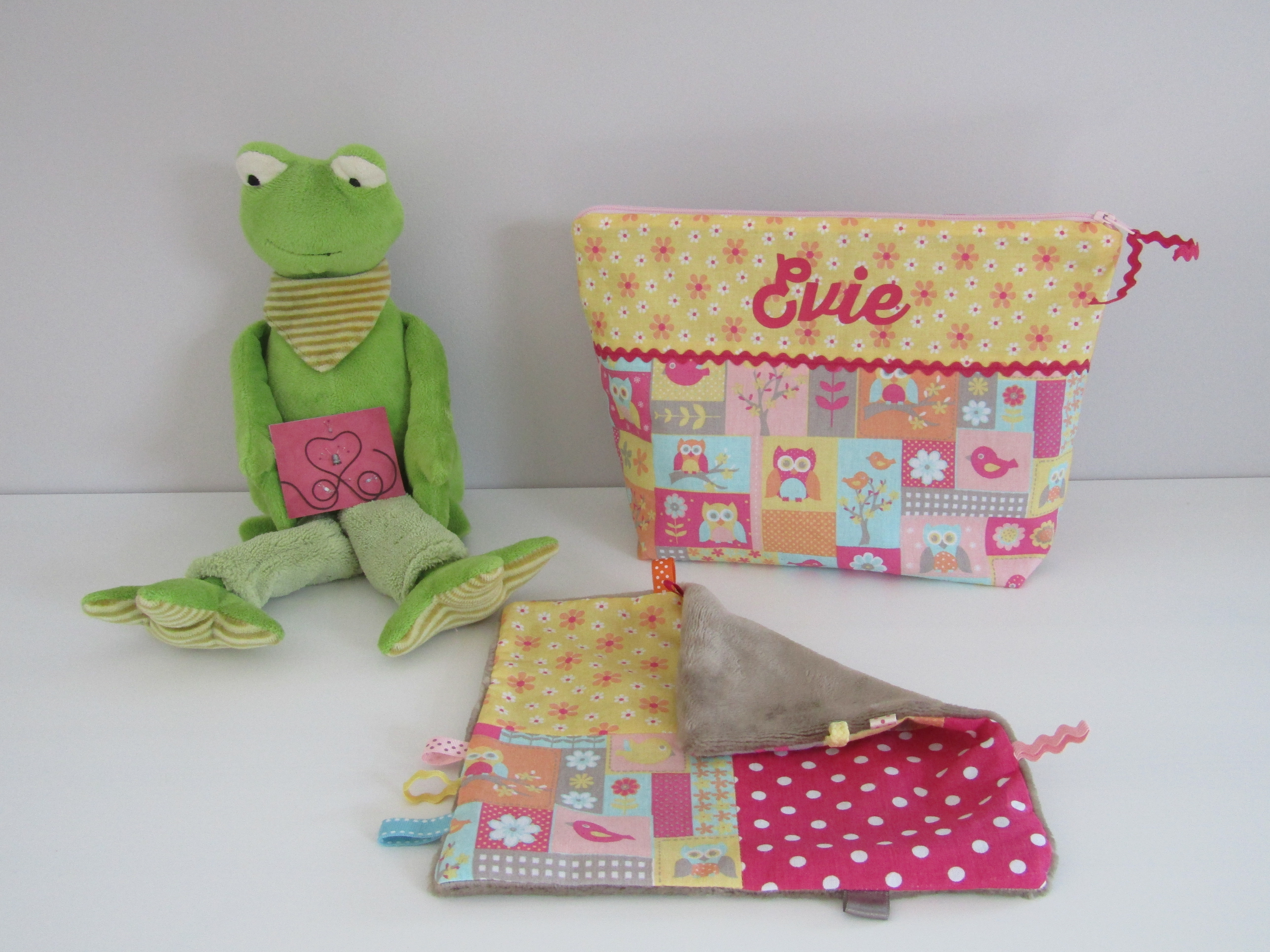 Kit De Bebe Voyageur Trousse De Toilette Et Son Doudou Modele Petite Fille Accessoires Bebe Par Defiletdeuxfilles Kit De Bebe Voyageur Trousse De Toilette Et Son Doudou Modele Petite Fille Accessoires Bebe Par Defiletdeuxfilles