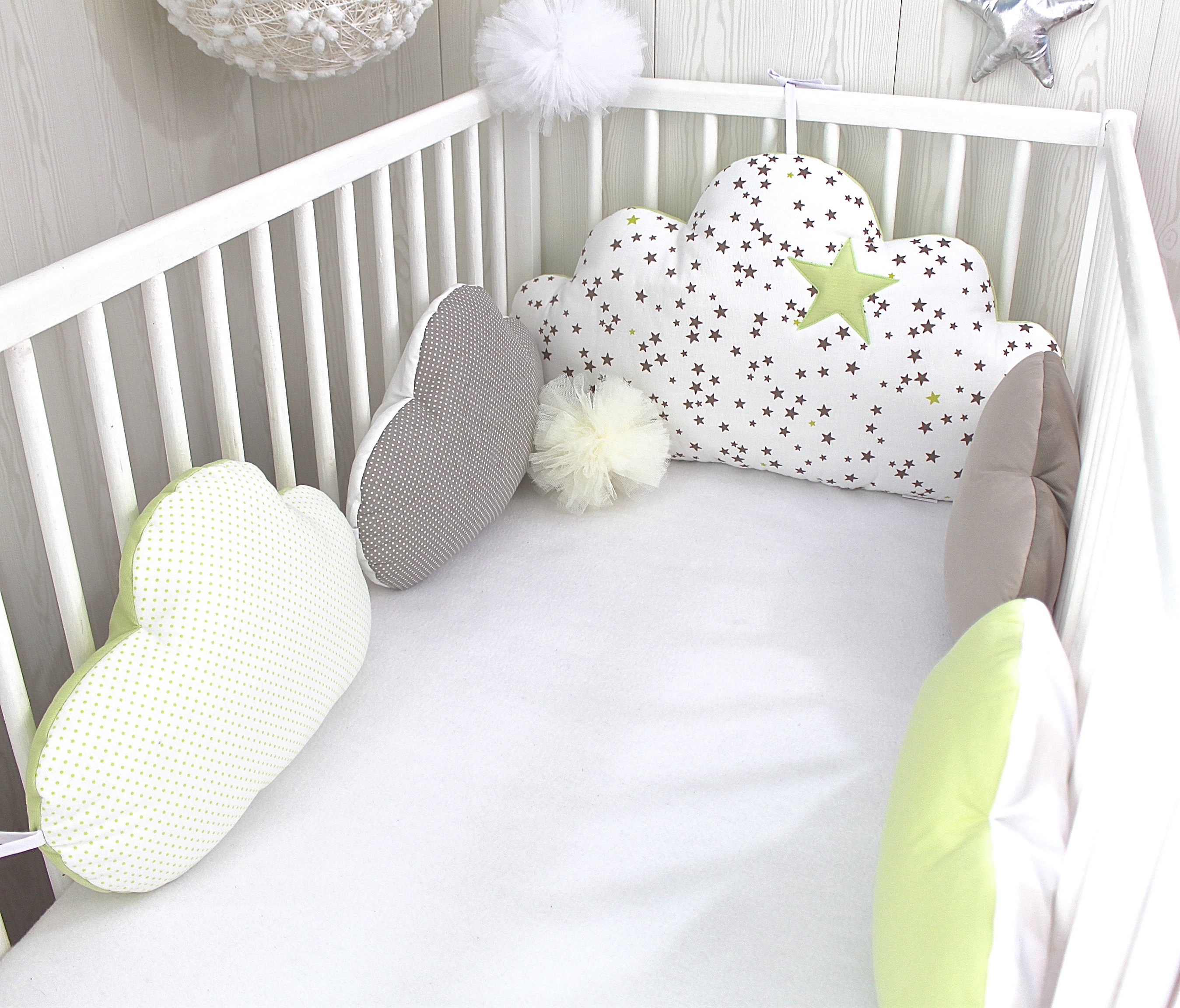 Tour De Lit Bebe 60cm Large Nuages 5 Coussins Blanc Vert Anis Et Taupe Accessoires Bebe Par Petitlion