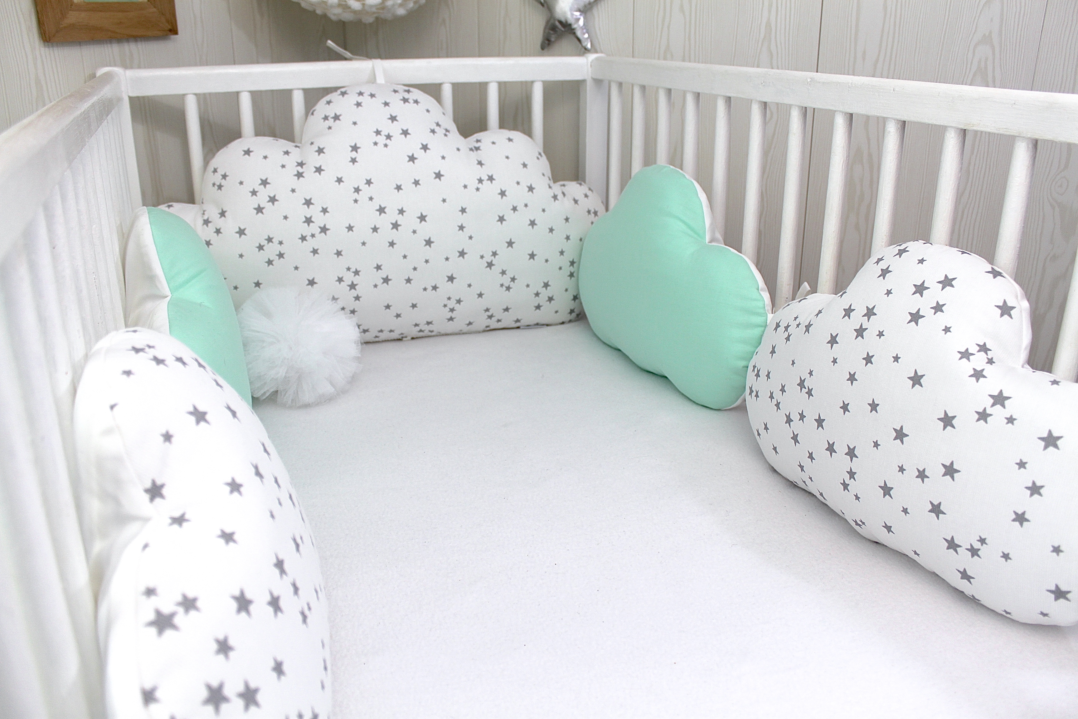 Tour De Lit Bebe 60cm Large Nuages 5 Coussins Blanc A Etoiles Grises Vert Menthe Accessoires Bebe Par Petitlion