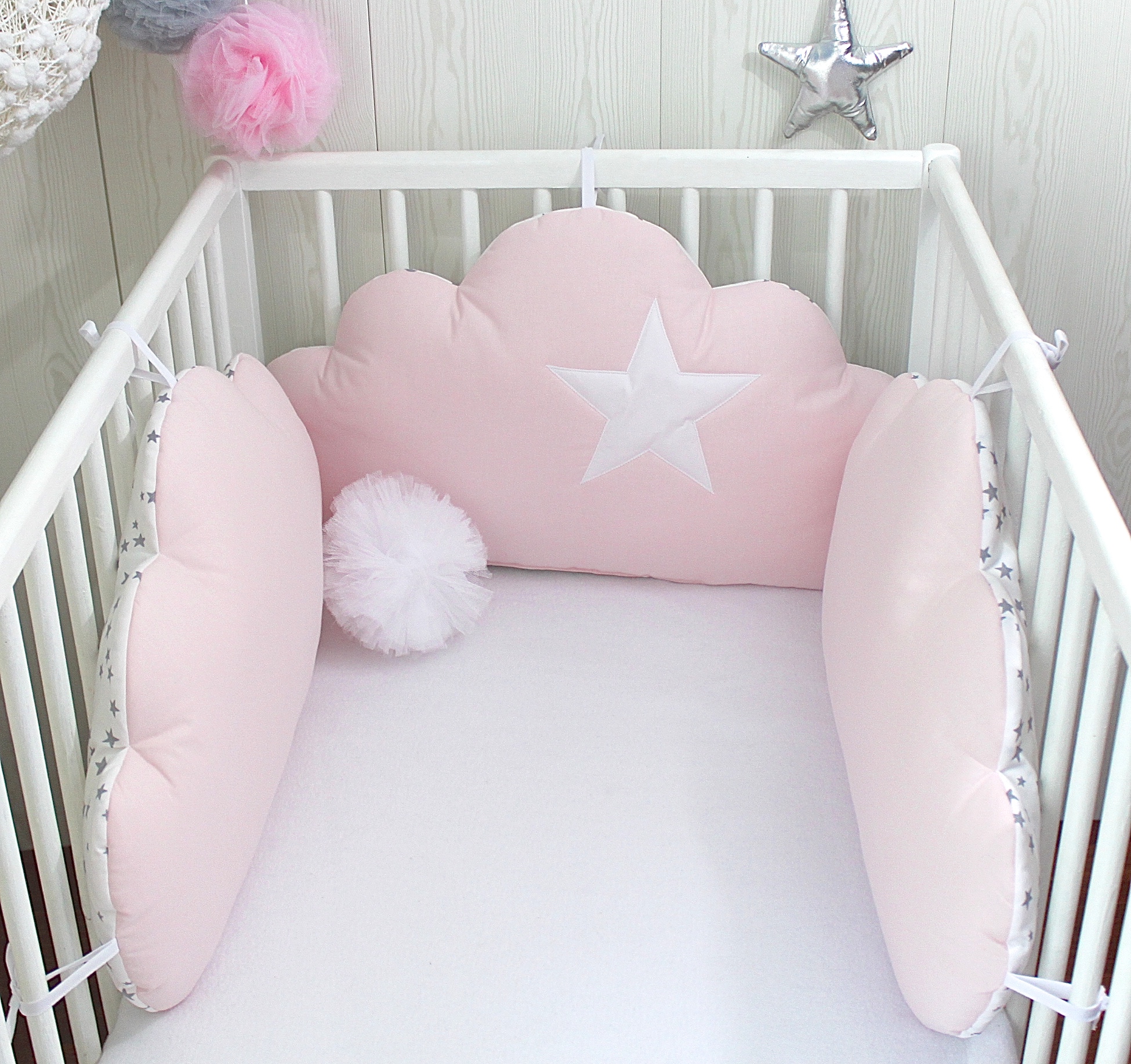 Tour de lit bébé, 70cm large, 3 coussins nuages, ton rose pale et blanc à  étoiles grises