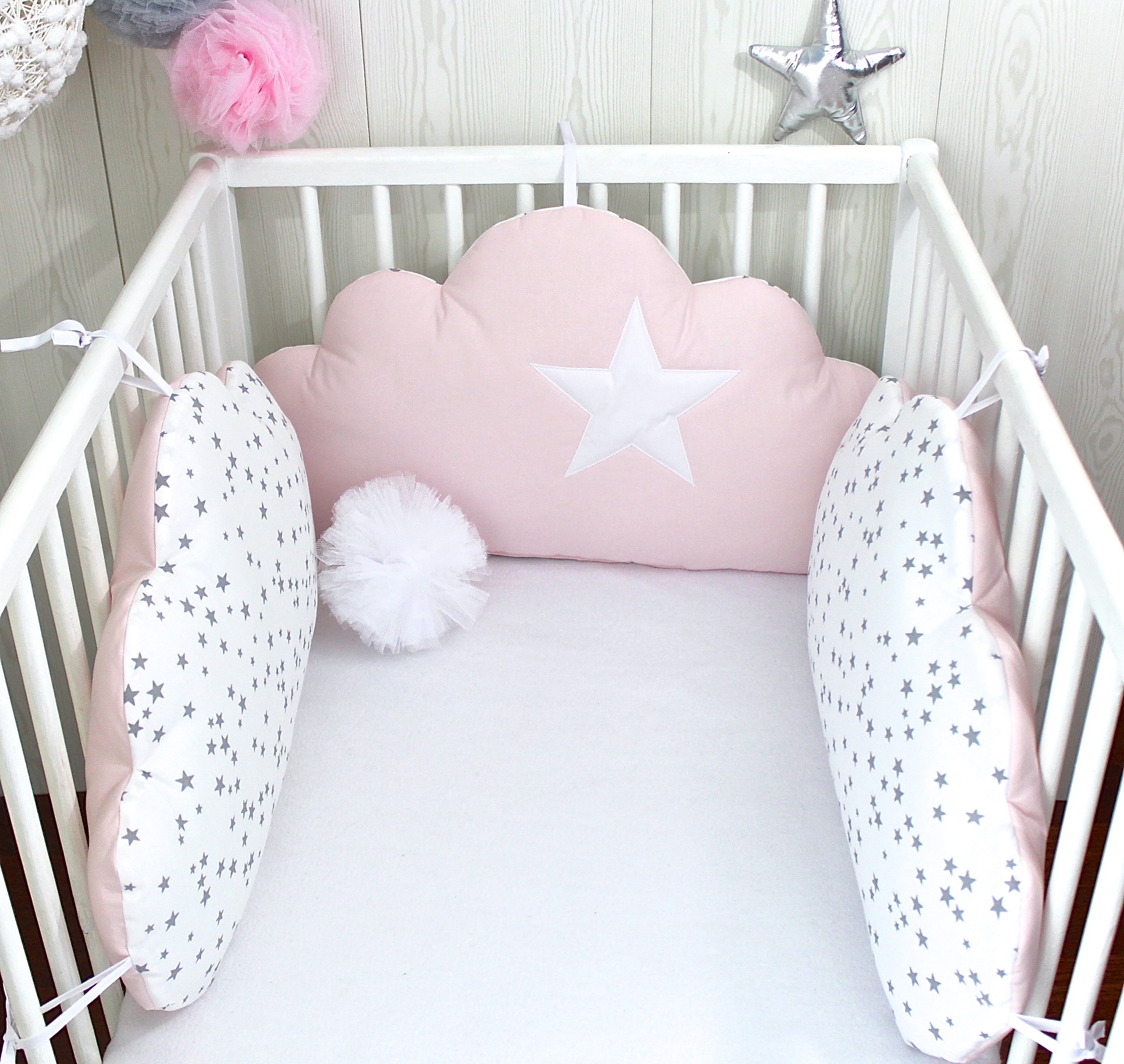 Tour de lit bébé, 70cm large, 3 coussins nuages, ton rose pale et blanc à  étoiles grises