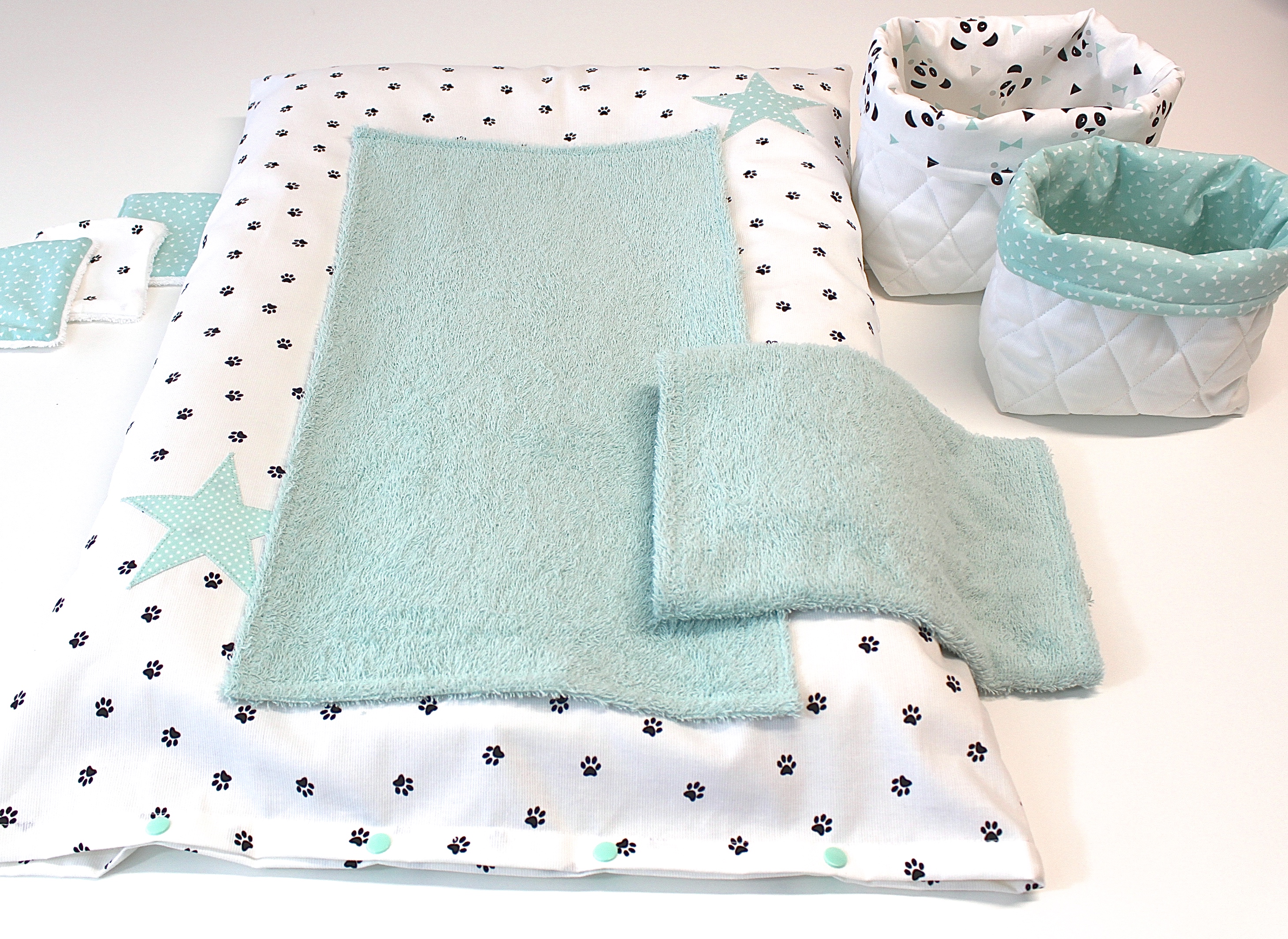 Duo De Panieres En Tissu Matelasse Vert D Eau Blanc Et Noir Theme Panda Accessoires Bebe Par Petitlion Duo De Panieres En Tissu Matelasse Vert D Eau Blanc Et Noir Theme Panda Accessoires Bebe Par Petitlion
