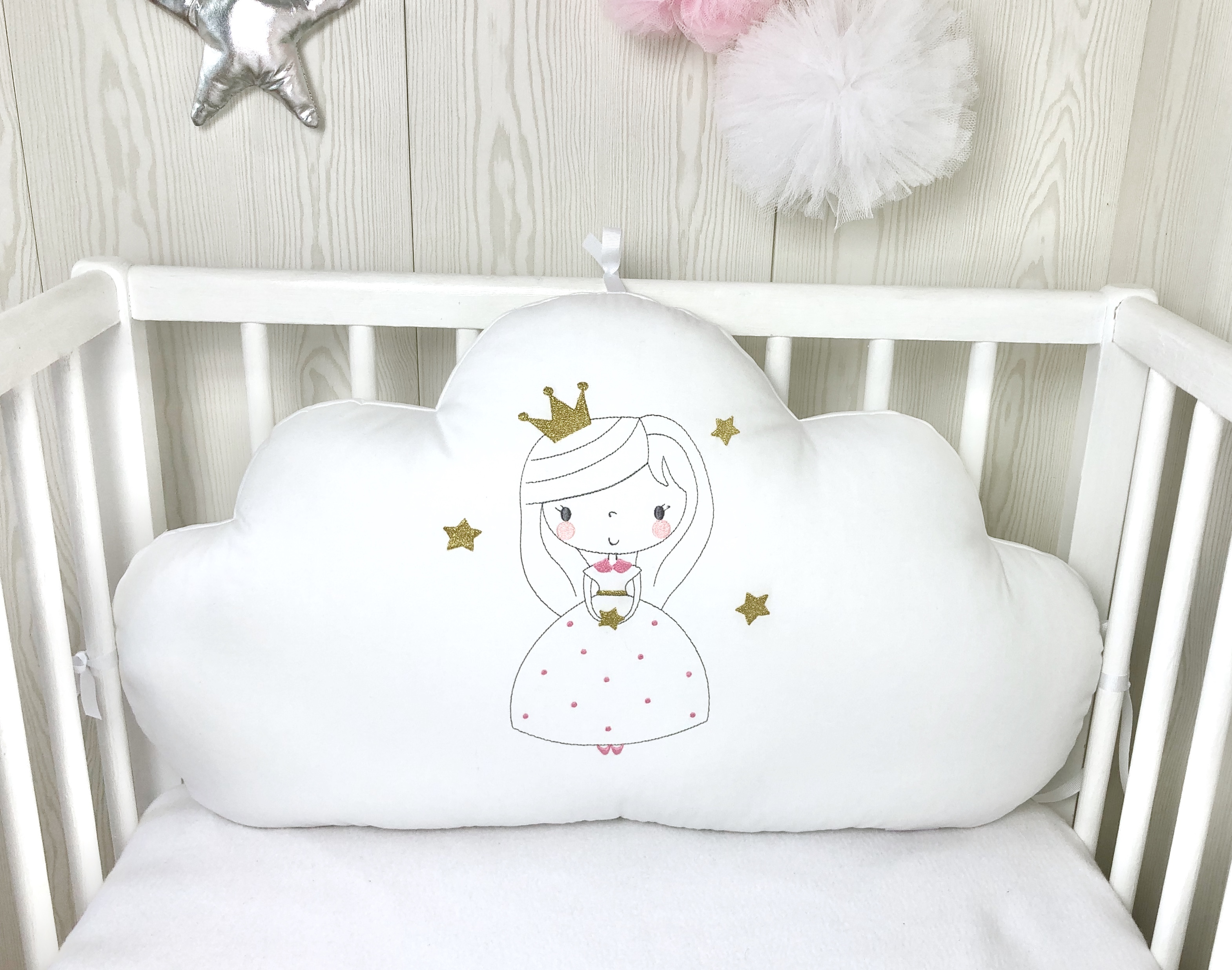 1 Coussin Nuage 60 Cm Large Brode Avec Une Princesse Pour Decoration Chambre Enfant Blanc Uni Or Et Rose Accessoires Bebe Par Petitlion 1 Coussin Nuage 60 Cm Large Brode Avec Une Princesse Pour Decoration Chambre Enfant Blanc Uni Or Et Rose Accessoires Bebe Par Petitlion