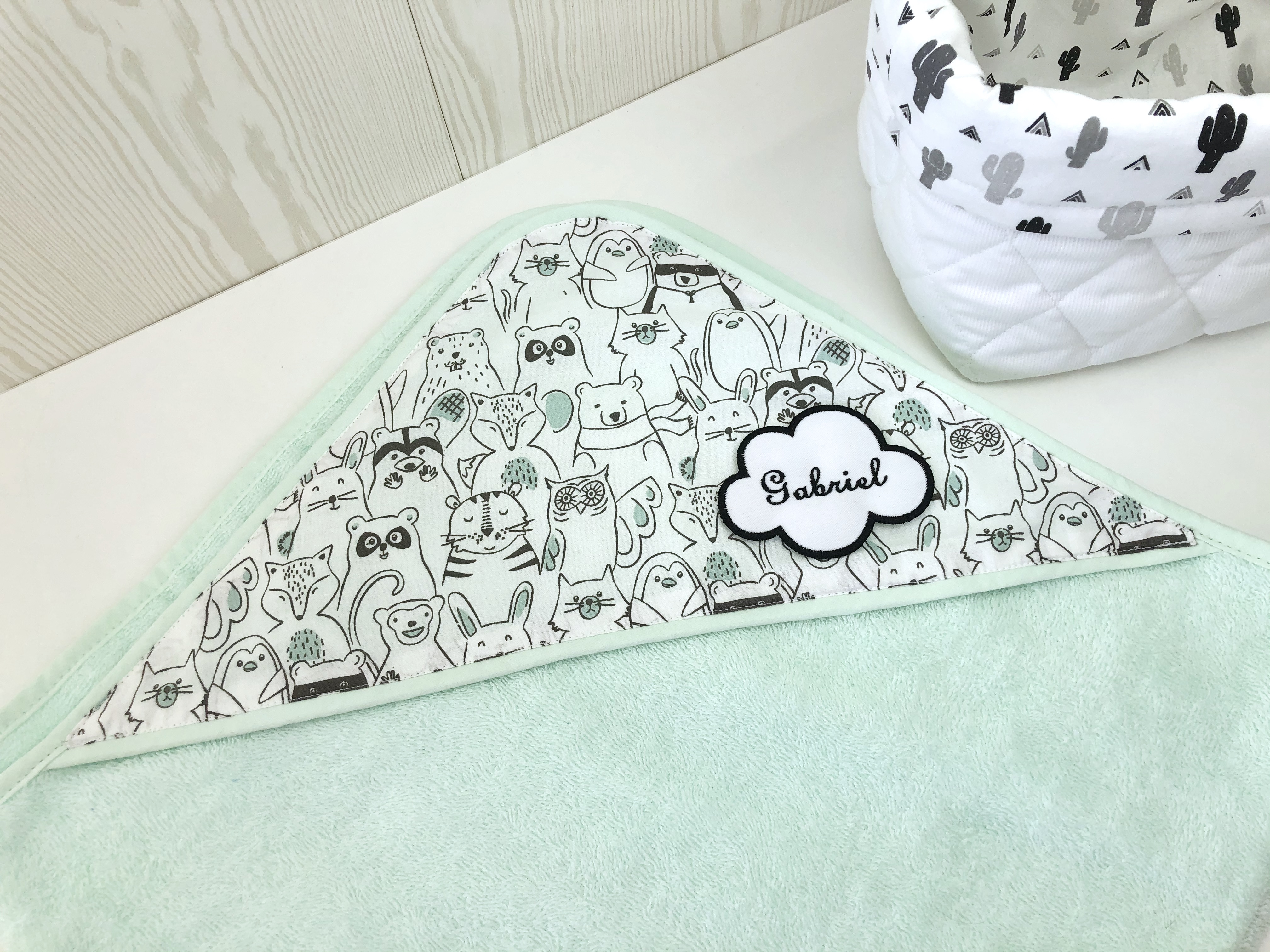 Cape De Bain Bebe Vert D Eau Et Animaux Avec Prenom Accessoires Bebe Par Petitlion