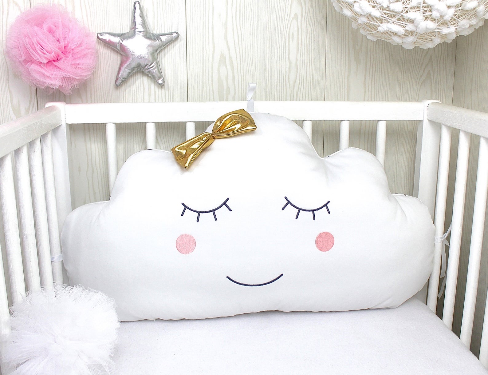 1 Coussin Nuage Blanc 60 Cm Large Brode Avec Un Visage Et Un Noeud Dore Pour Decoration Chambre Enfant Accessoires Bebe Par Petitlion