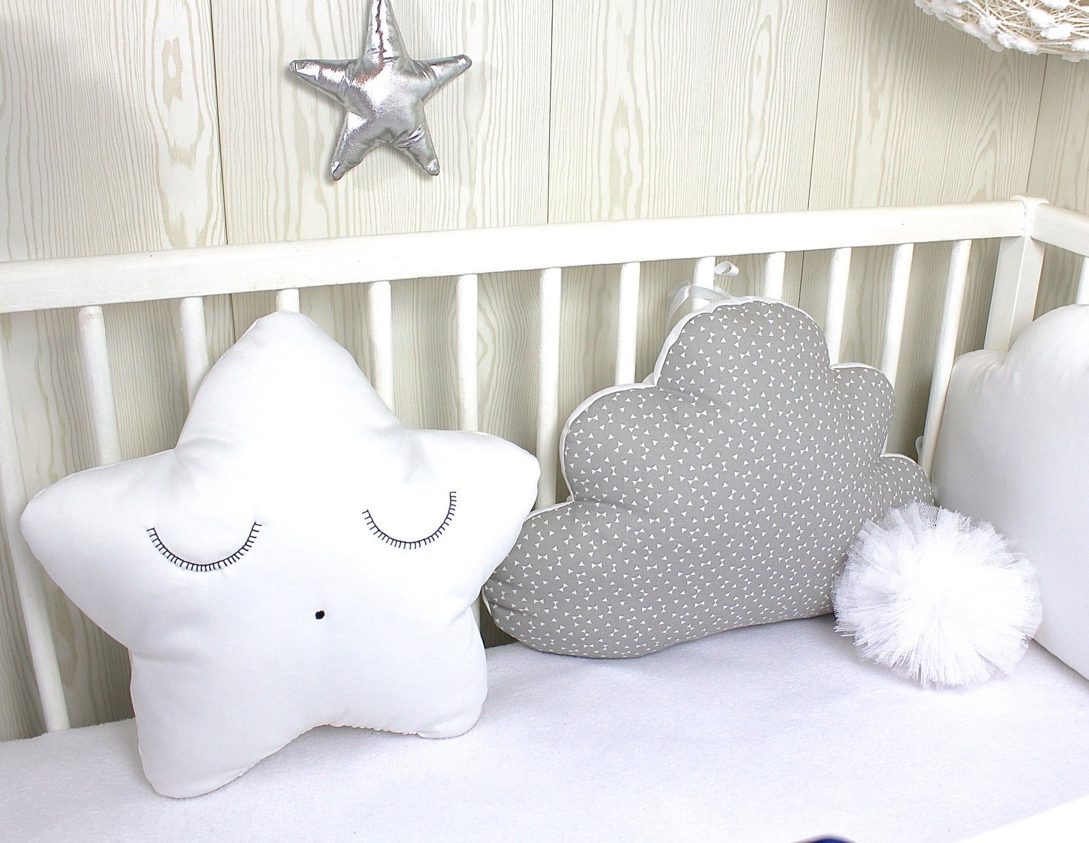 Coussin Etoile Blanc Uni Avec Liens D Attache Accessoires Bebe Par Petitlion