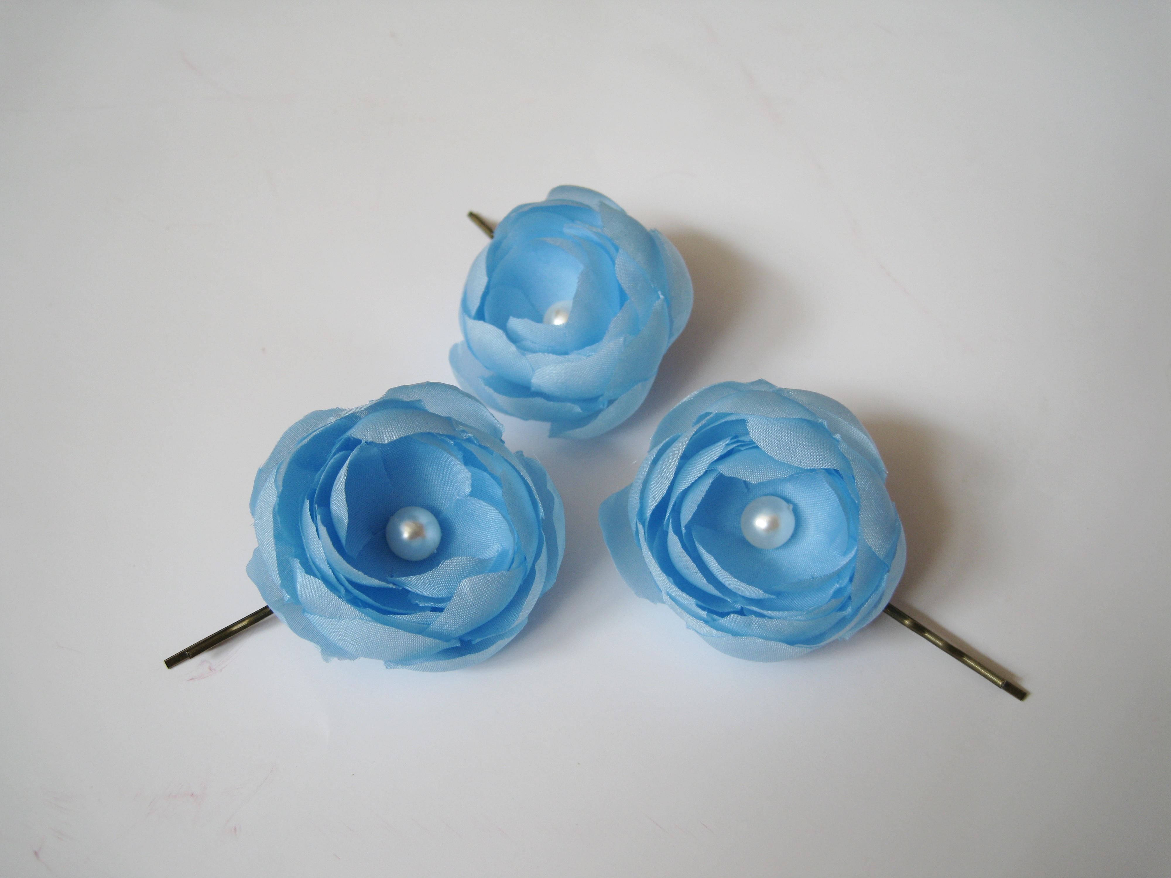 3 barrettes fleurs renoncules bleu en soie fait main :  accessoires-accessoires-pour-cheveux par magiedesfleurs