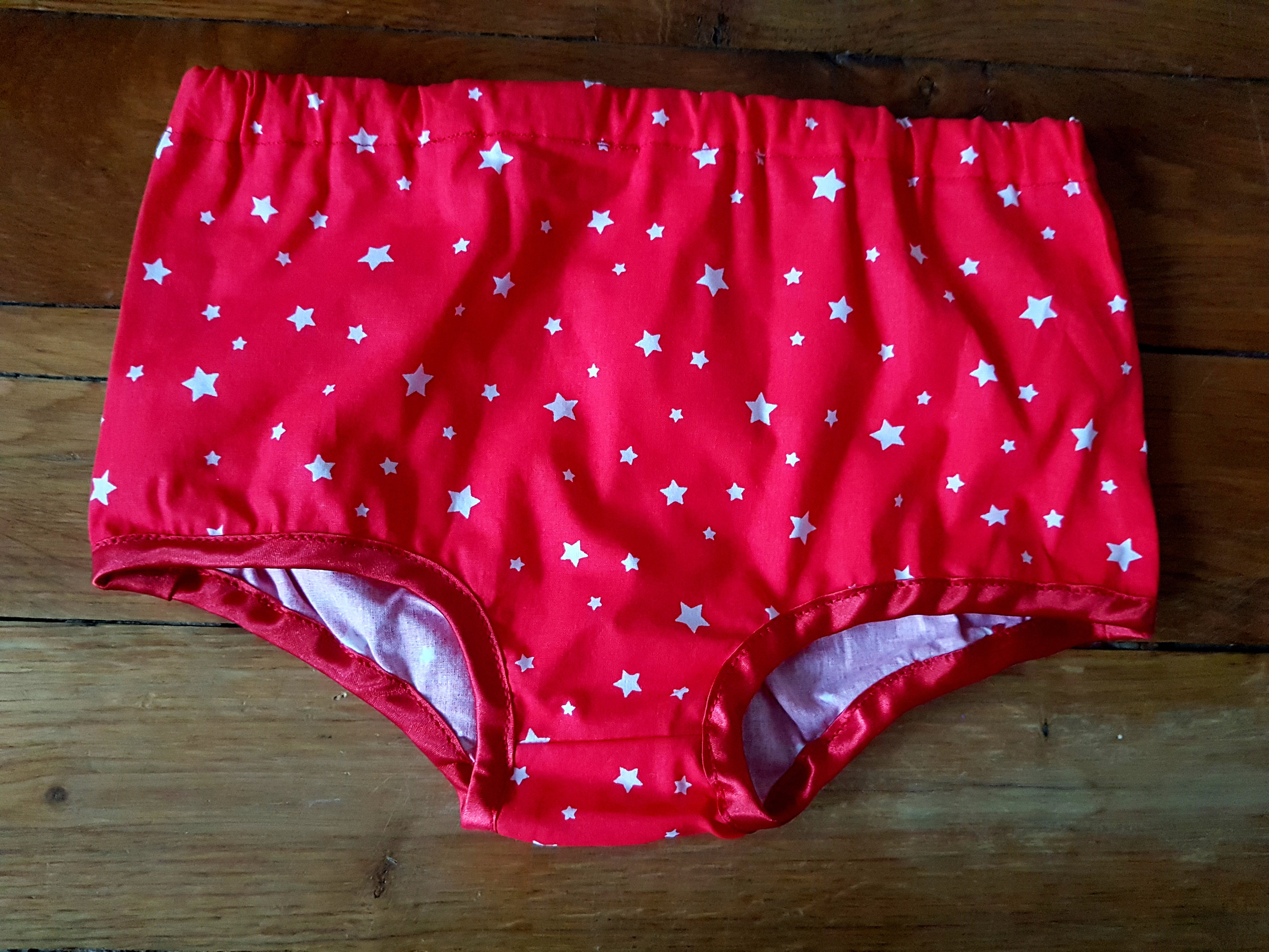 Cache culotte enfant bloomer rouge avec étoiles blanches taille : 2-3 ans