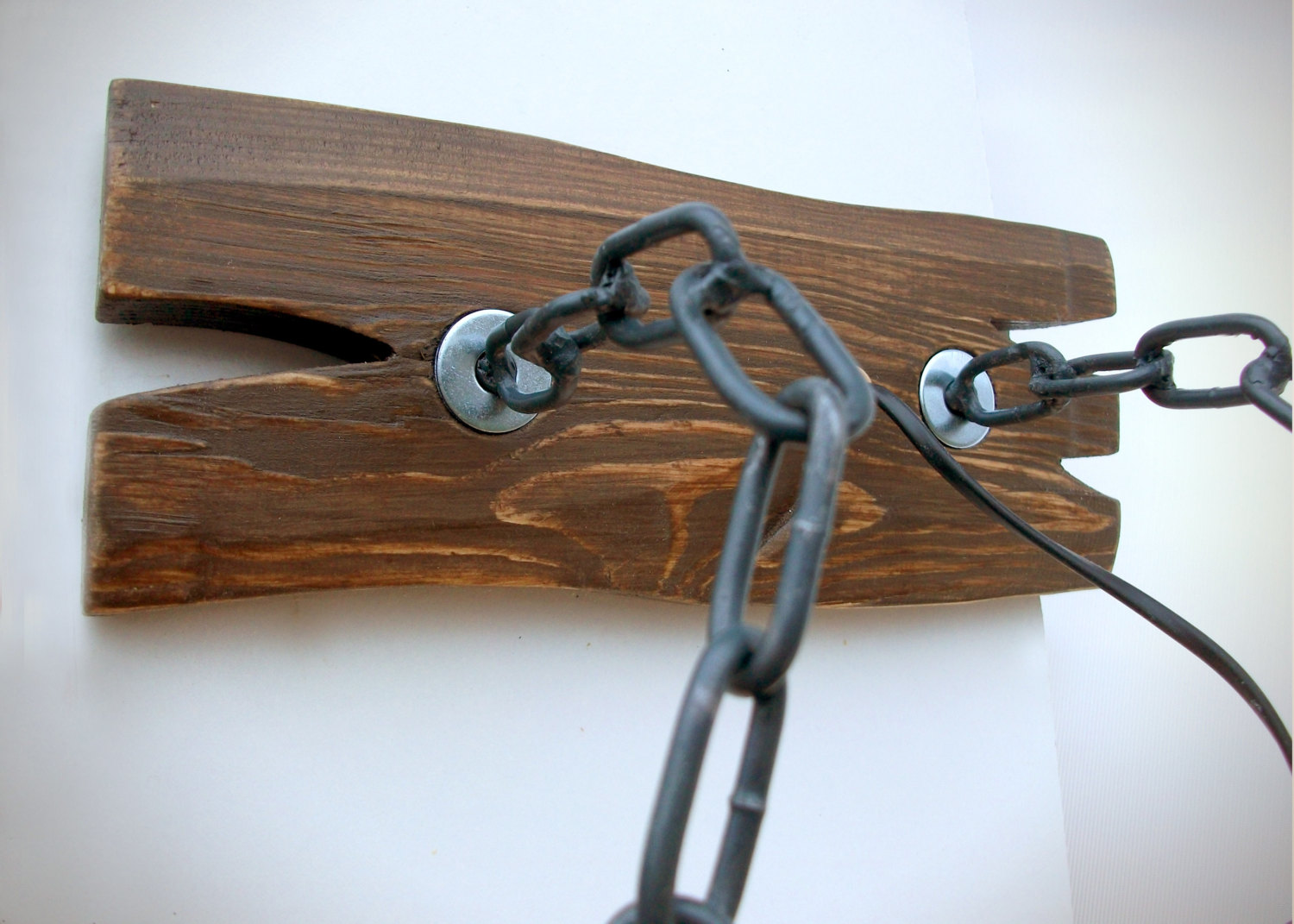 Applique murale en bois avec chaînes en métal et abat-jour en corde