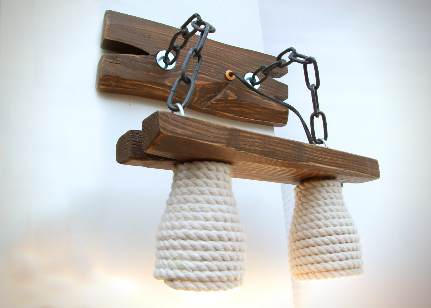 Applique murale en bois avec chaînes en métal et abat-jour en corde
