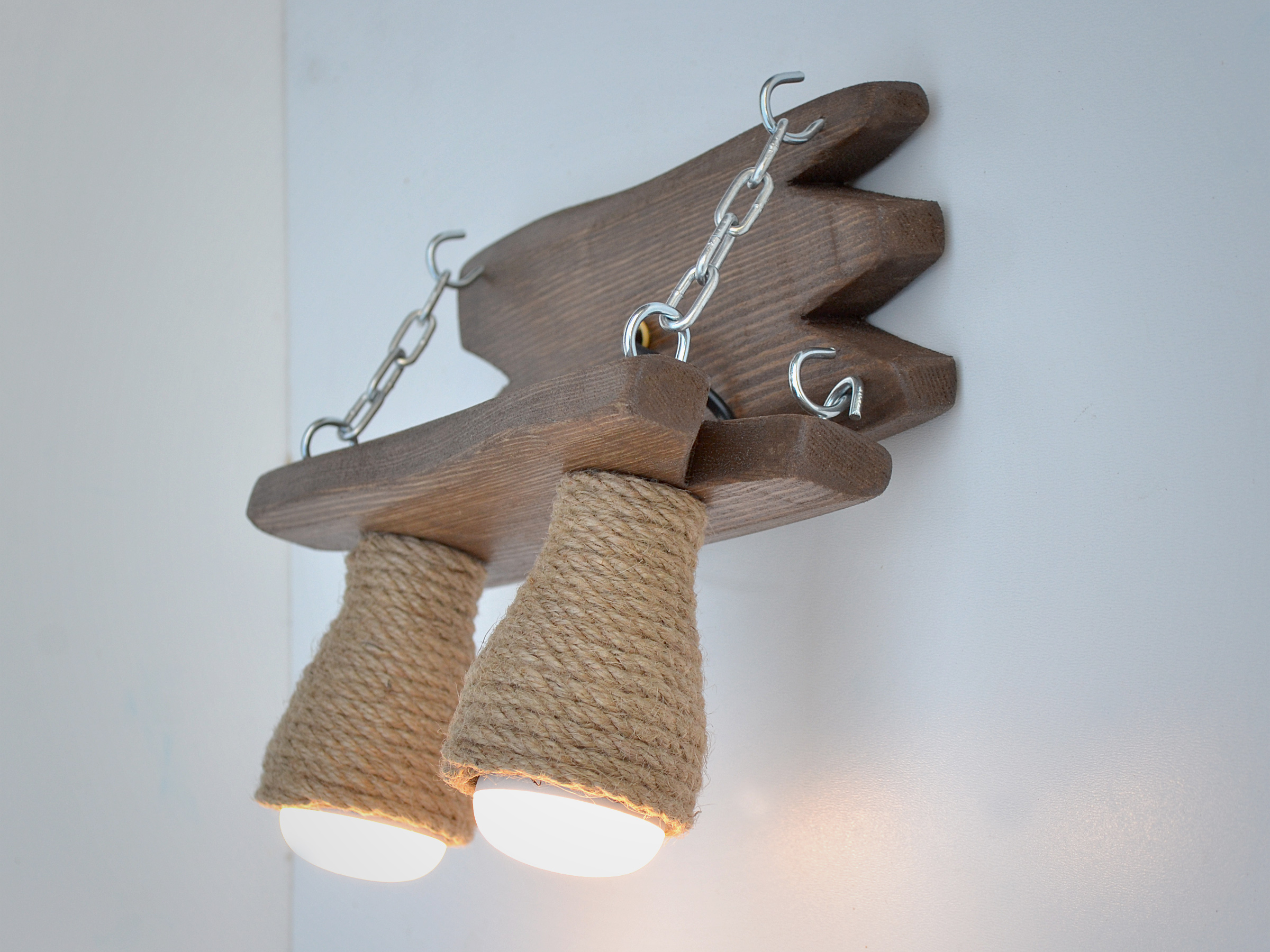 Applique murale en bois naturel avec chaînes en métal et abat-jour en