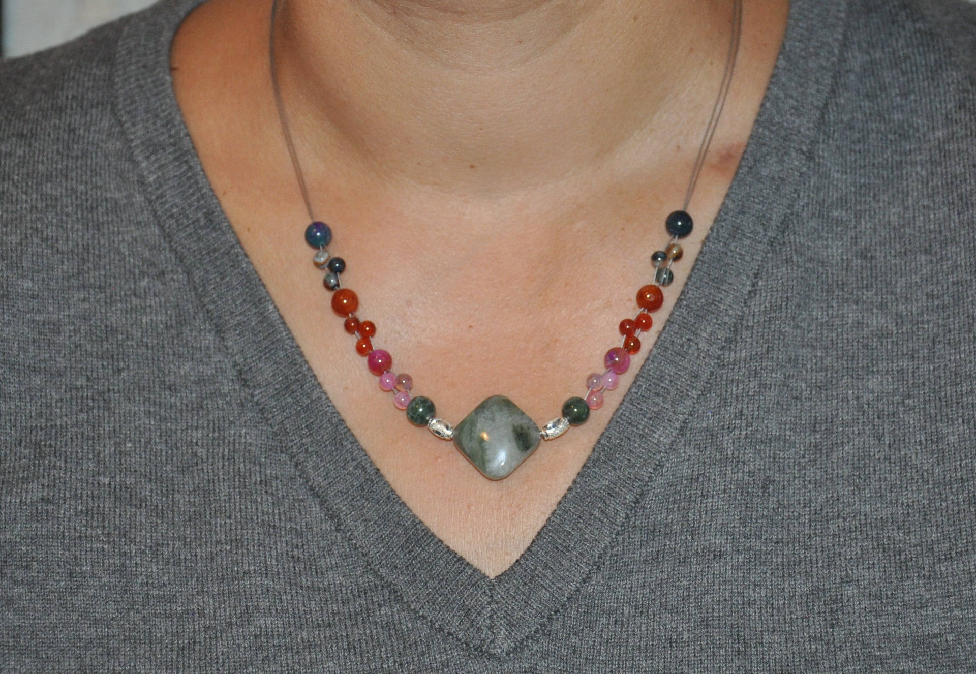 Collier sur fil câblé perles d'agate ton orange et gris pendentif pierre de  gemme