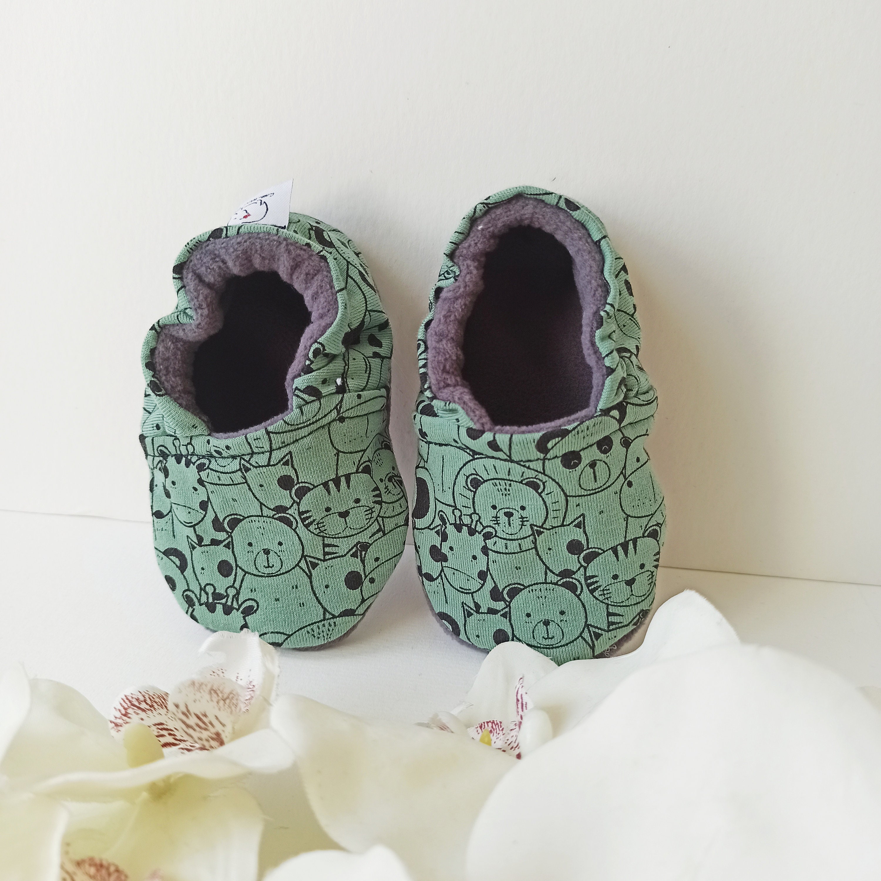 Chaussons b b cache cache vert par little misstomatoes