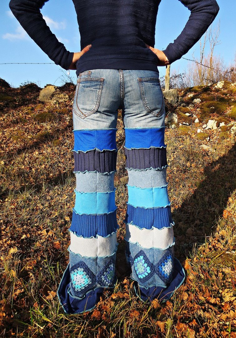 Pantalon d'hiver à patte d'éléphant en jean, crochet et patchwork de laine  recyclée en nuances de bleu!!! : mode-pantalons-jeans--short par fil-de-fee