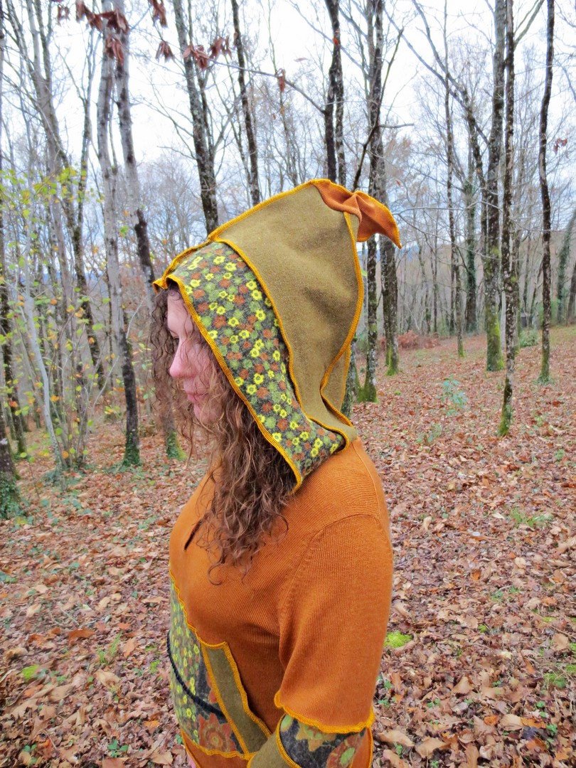 Sweat d hiver a capuche pointue et poche ventrale en patchwork de laine et feutre recycles moutarde kaki et imprime fleurs mode femme par fil de fee