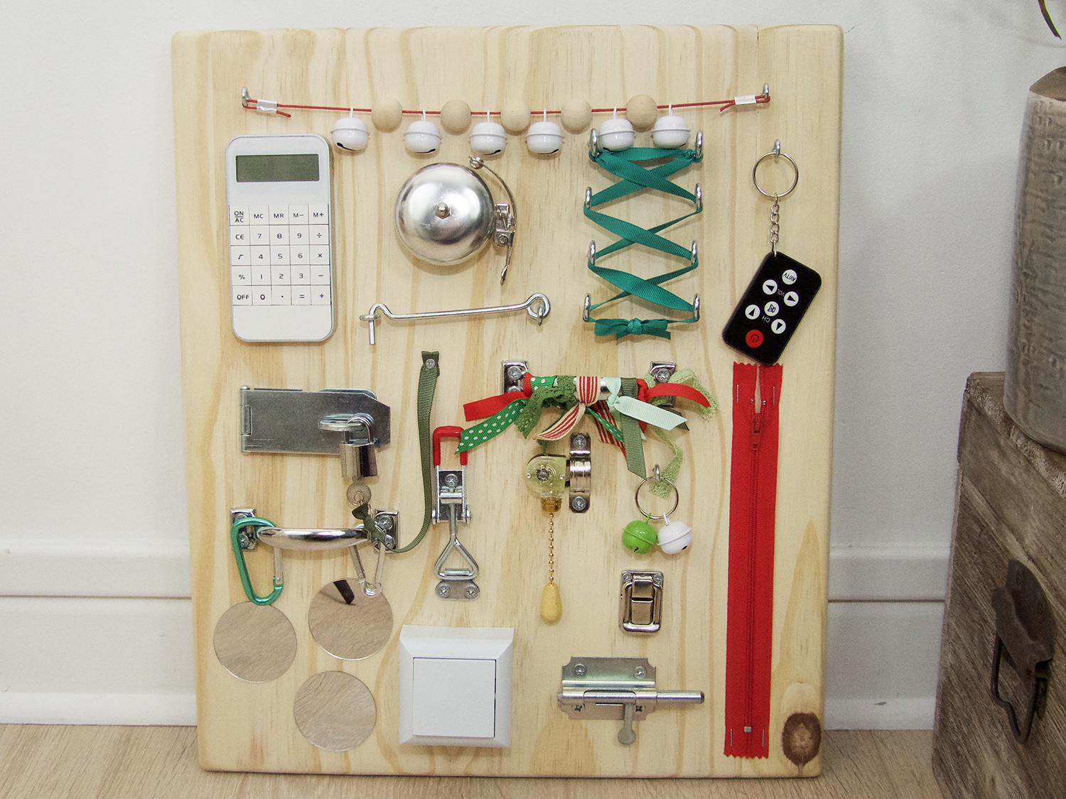 Busy board - montessori - tableau d'activités sensorielles :  enfants-autres-jeux-jou-s par maman-a-dit-oui