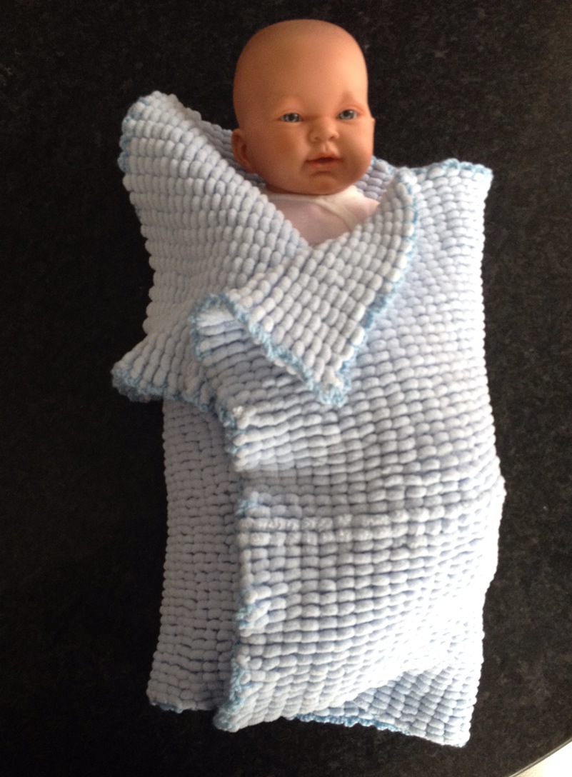 Handknitted Argent & Blanc Guimauve pompon bébé couverture Choix de 3 tailles 