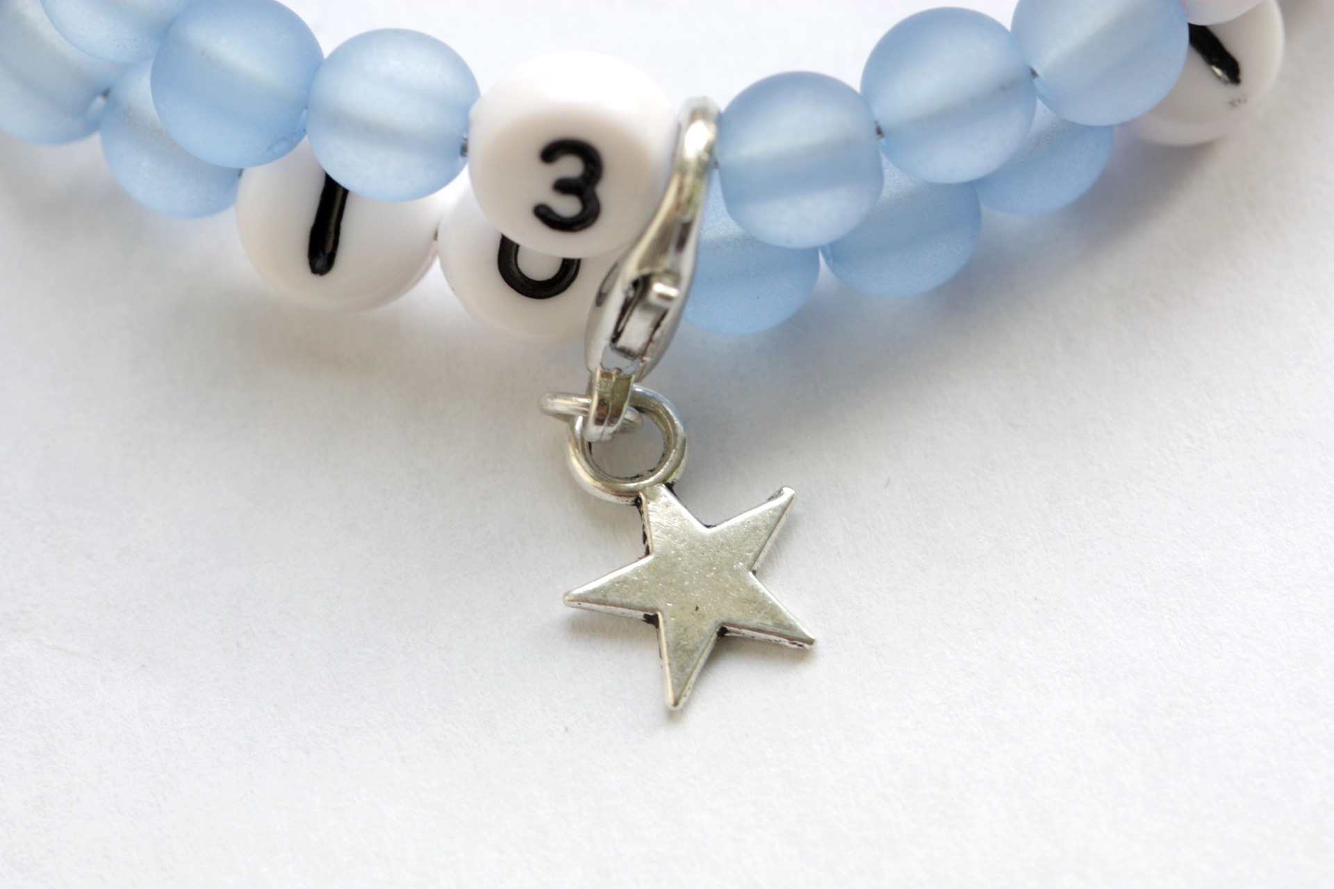Bracelet dallaitement sur fil à mémoire de forme de 55mm avec perles en acrylique pailletées de couleur turquoise et argenté 